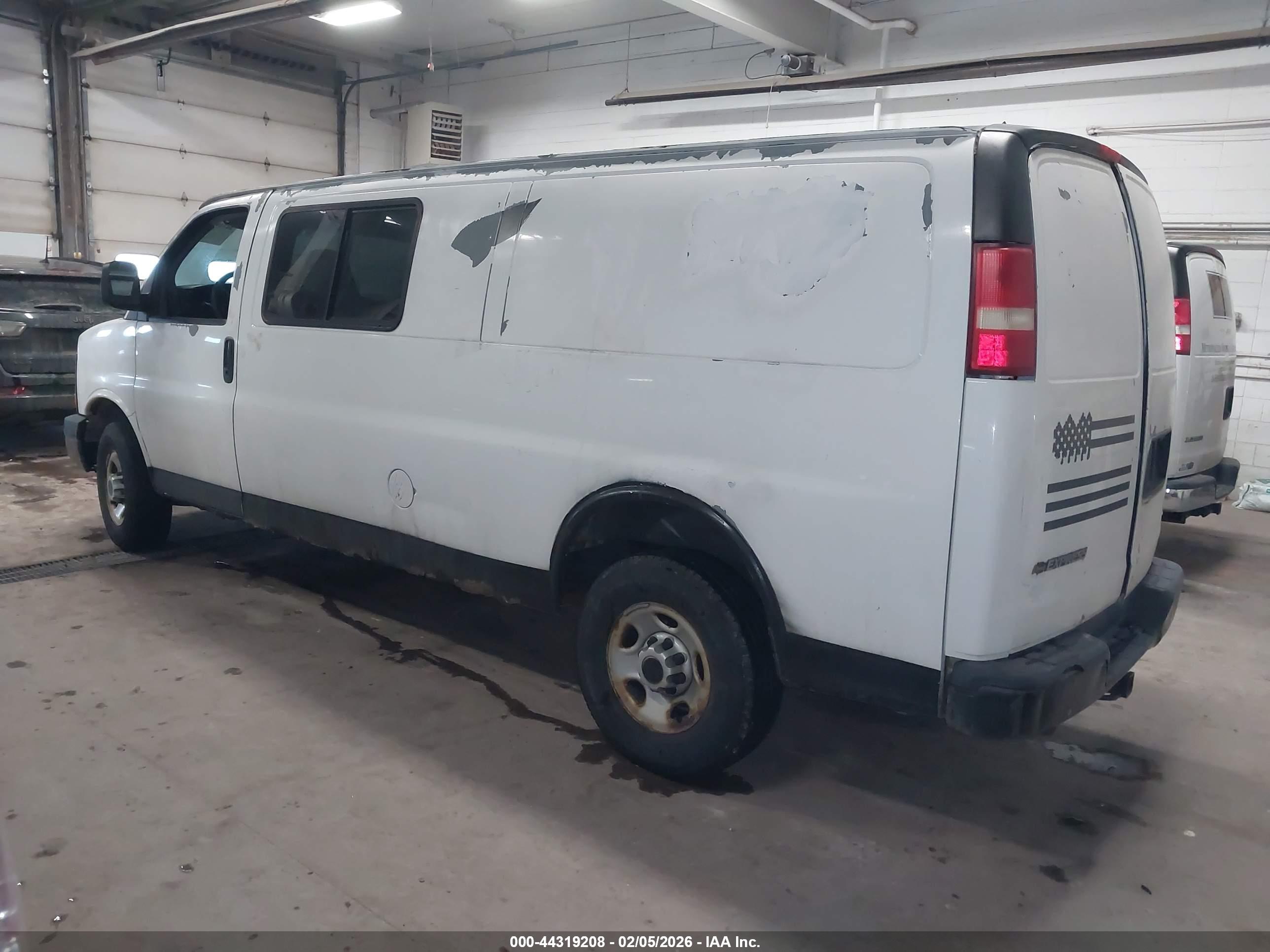 CHEVROLET EXPRESS image 3