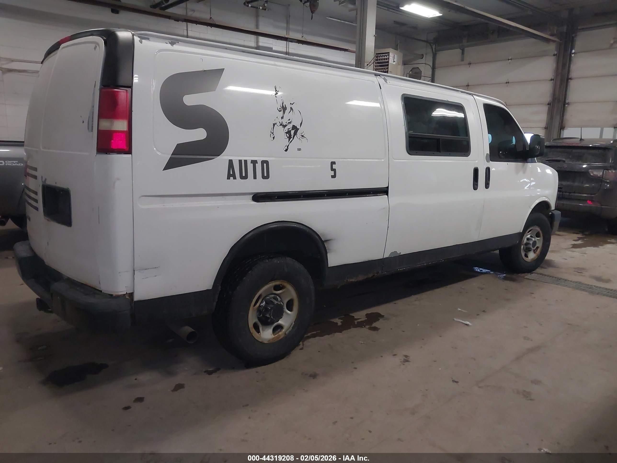 CHEVROLET EXPRESS image 4