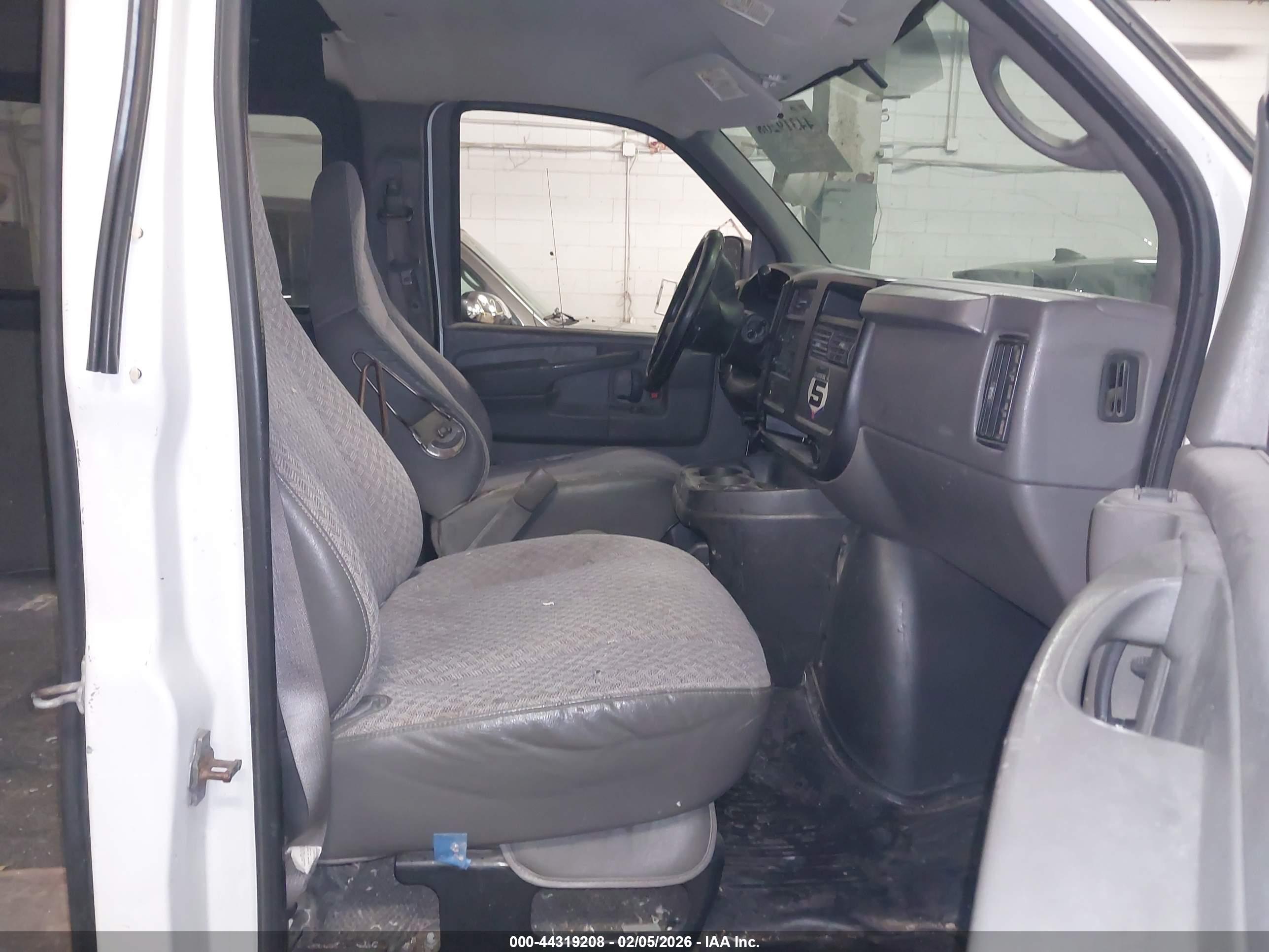 CHEVROLET EXPRESS image 5