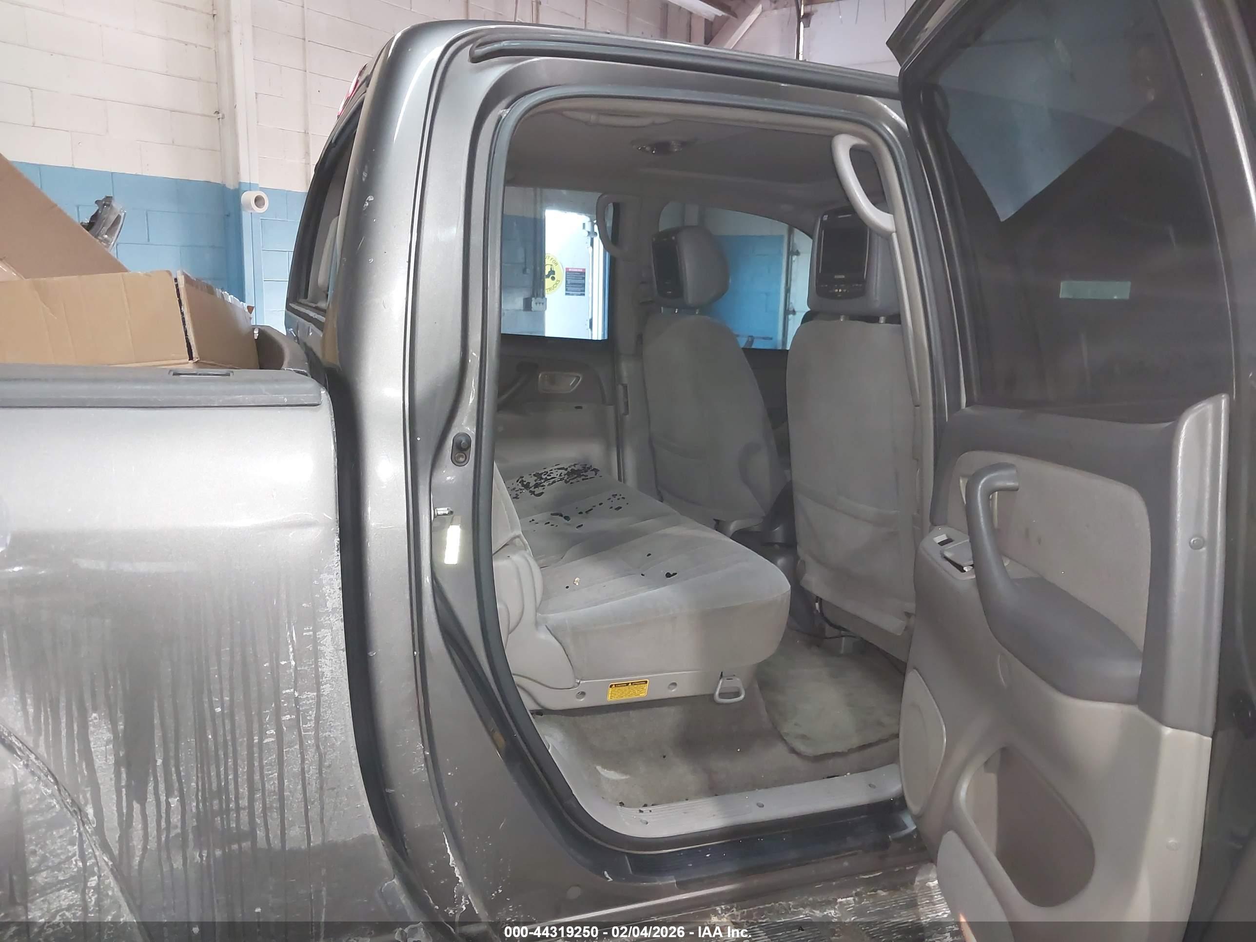 TOYOTA TUNDRA image 8
