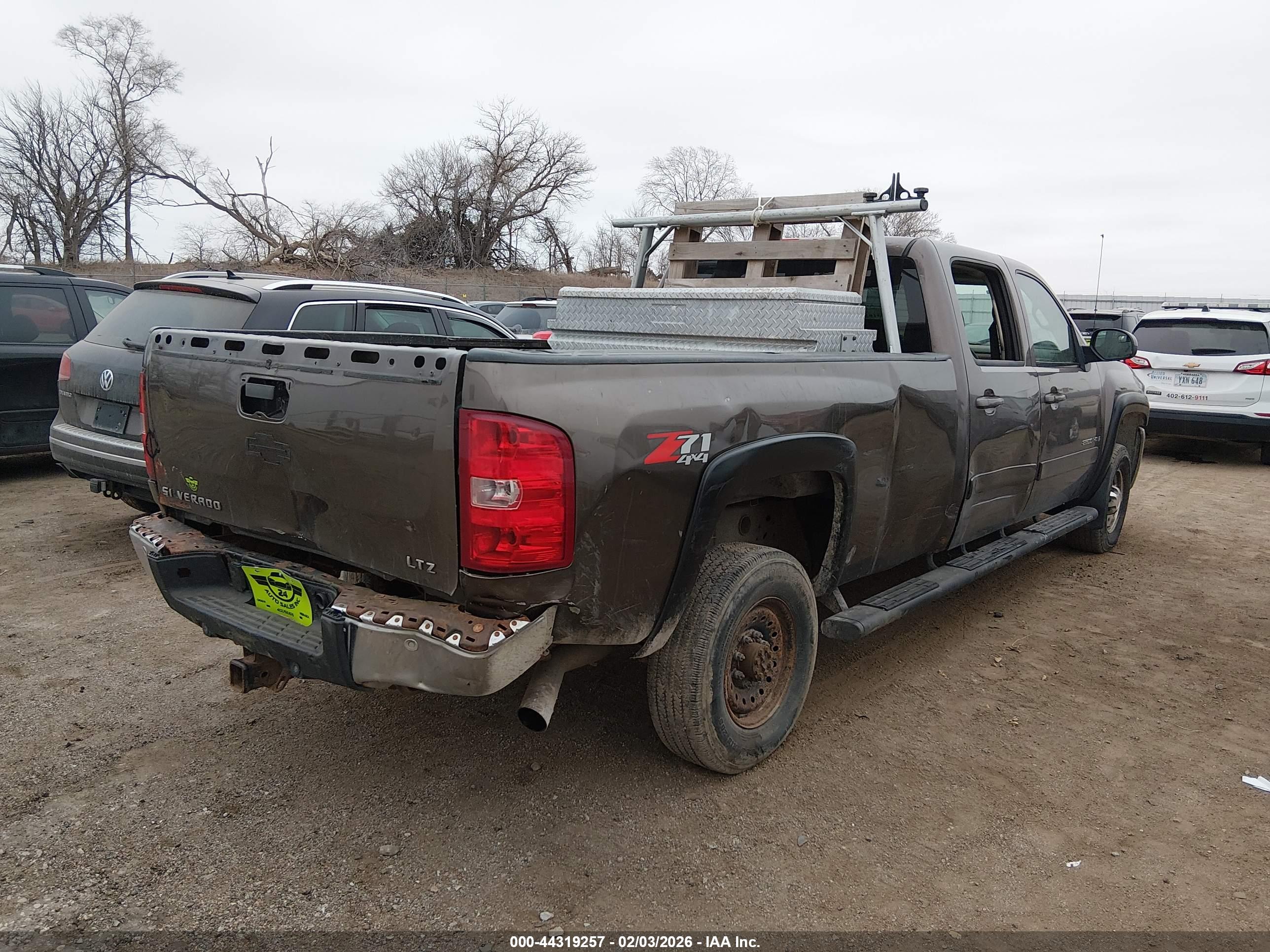 CHEVROLET SILVERADO image 4