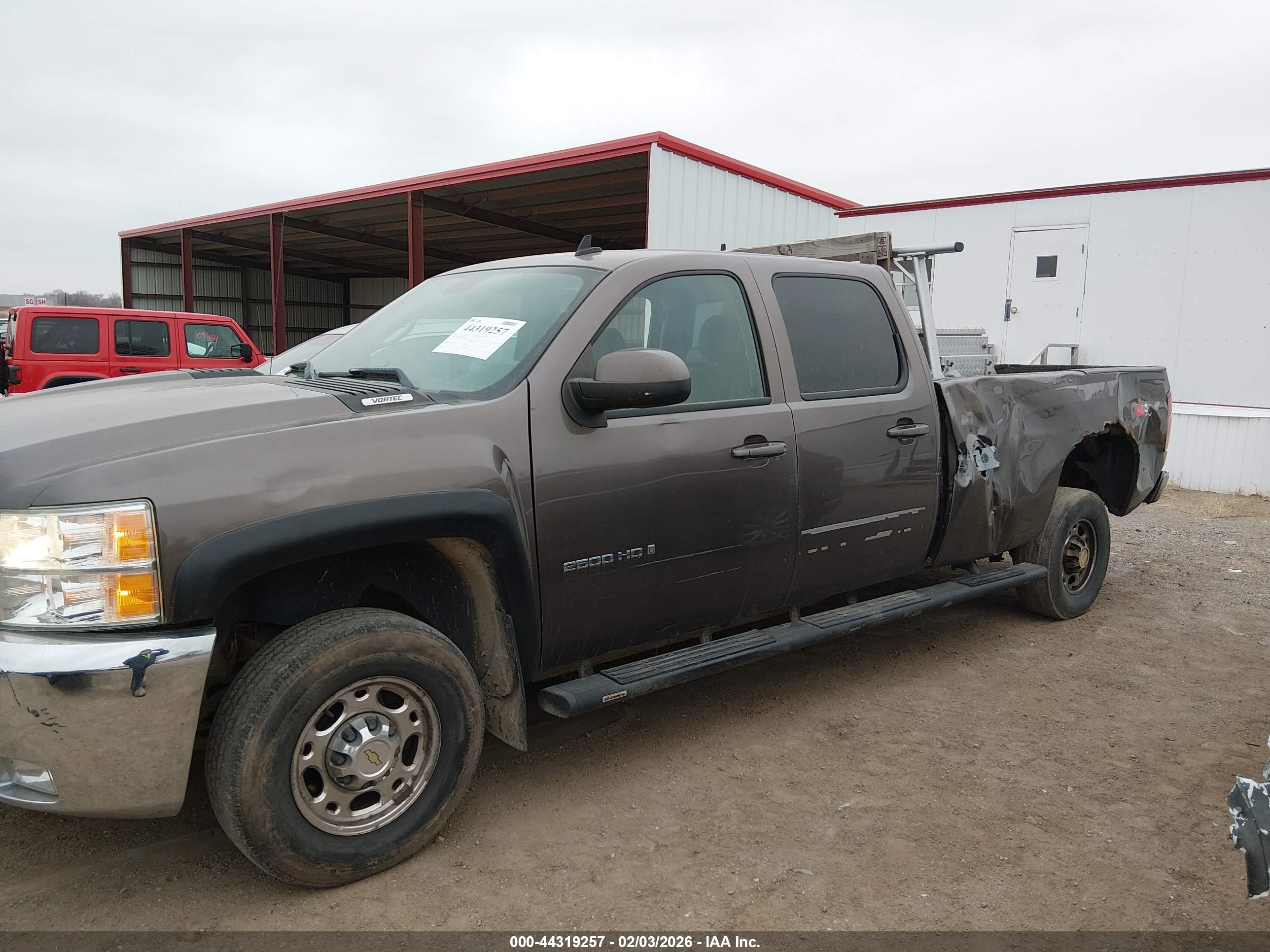 CHEVROLET SILVERADO image 6