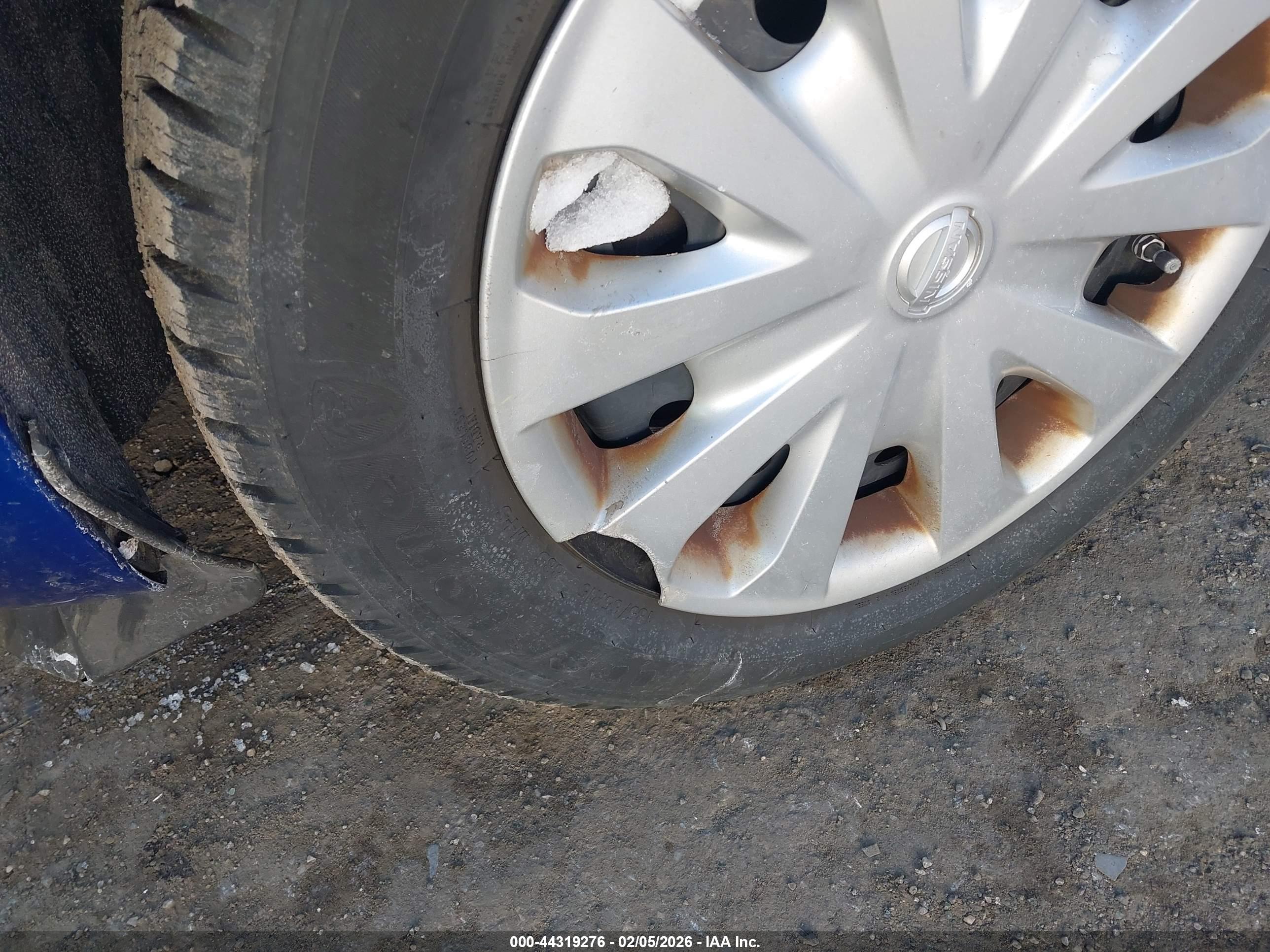 NISSAN VERSA image 6