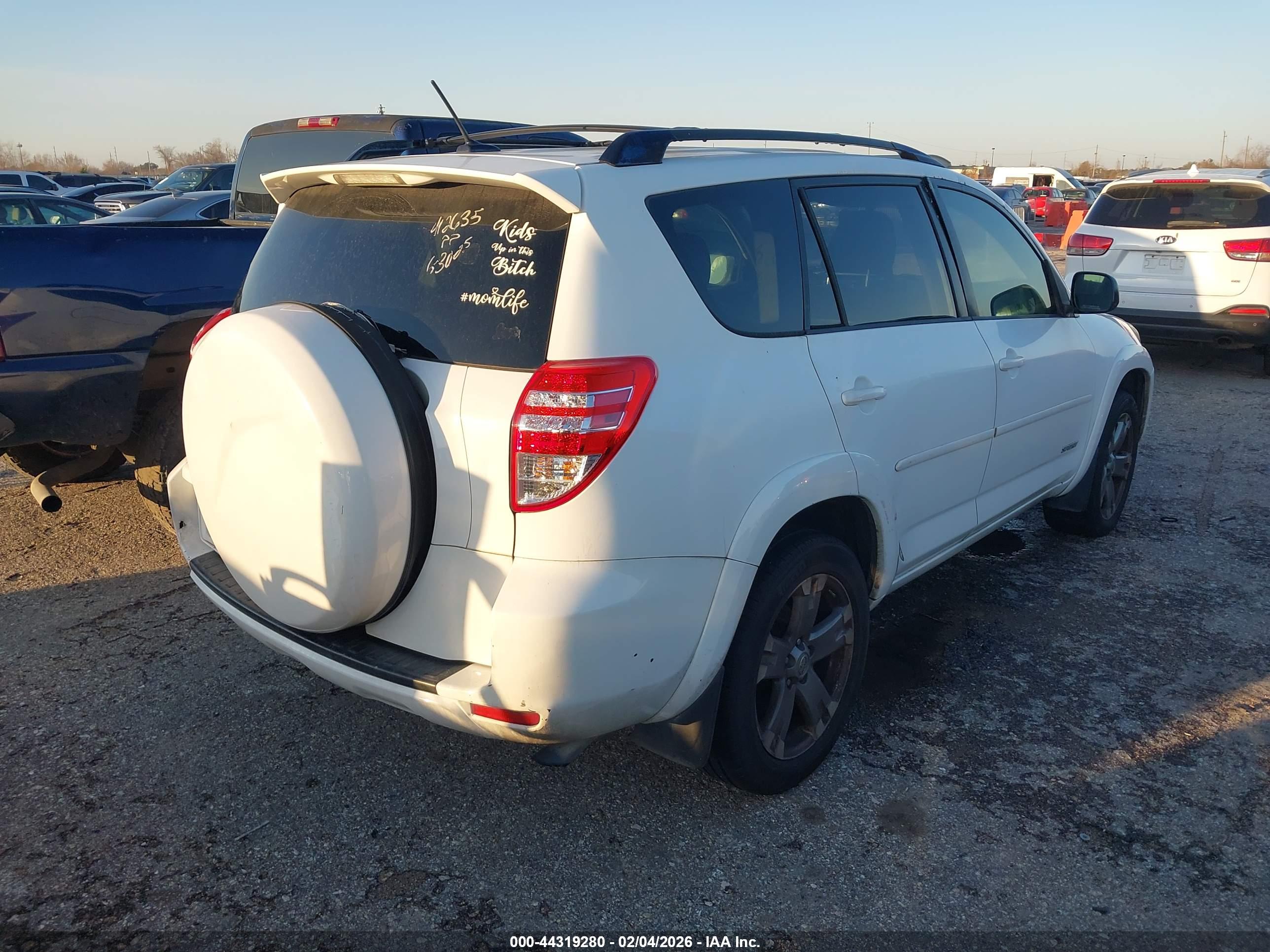 TOYOTA RAV4 image 4
