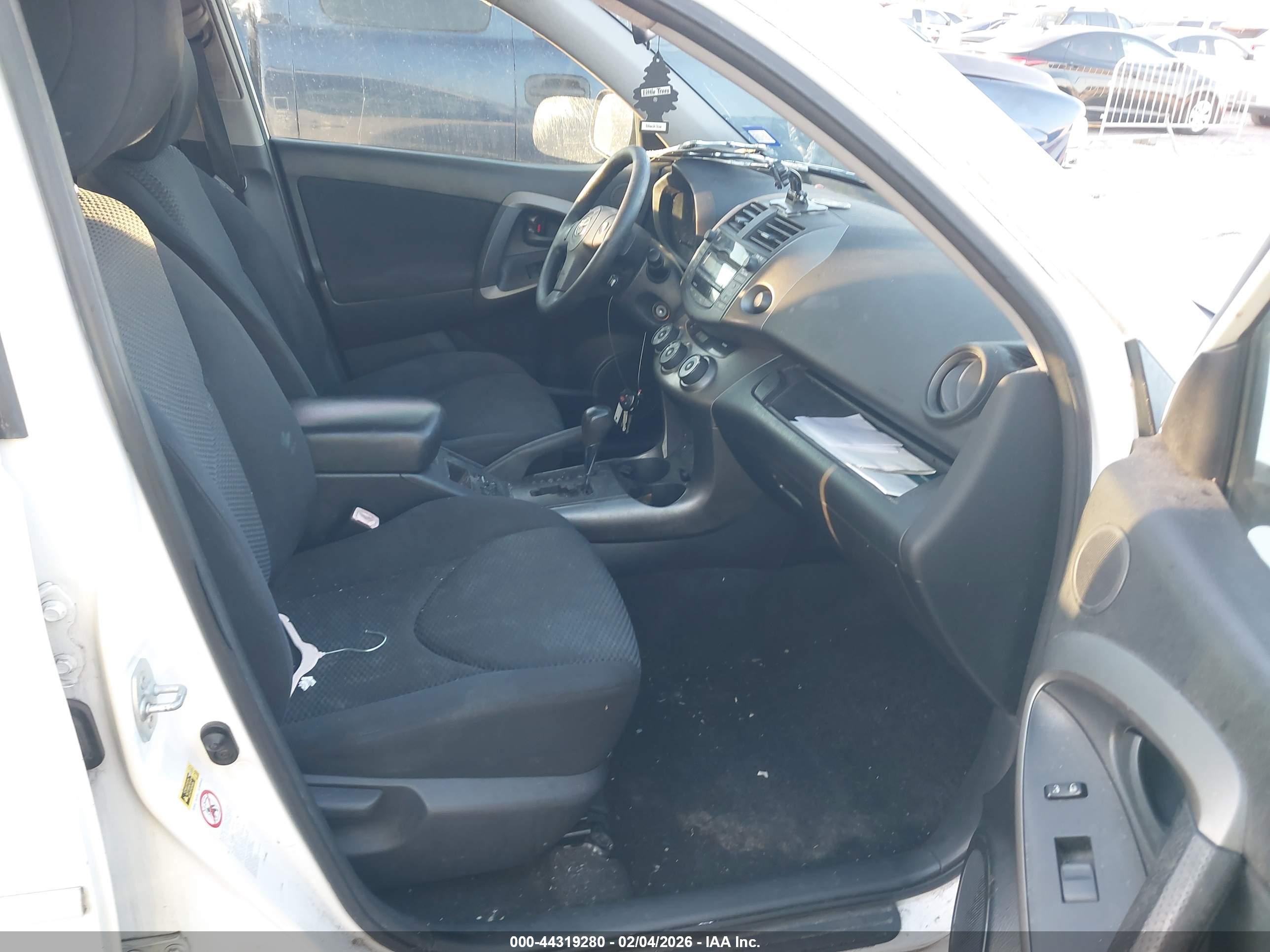 TOYOTA RAV4 image 5
