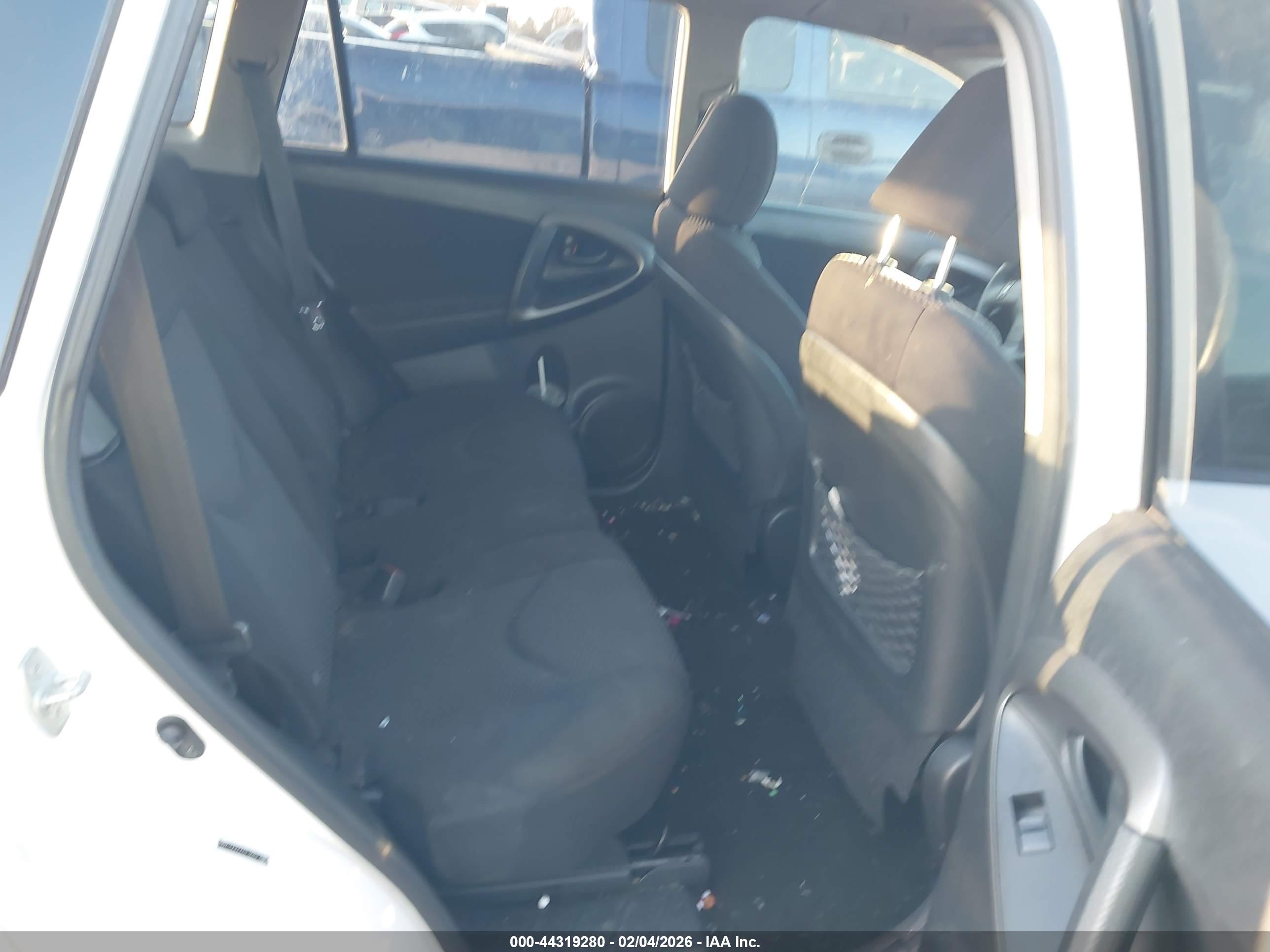 TOYOTA RAV4 image 8