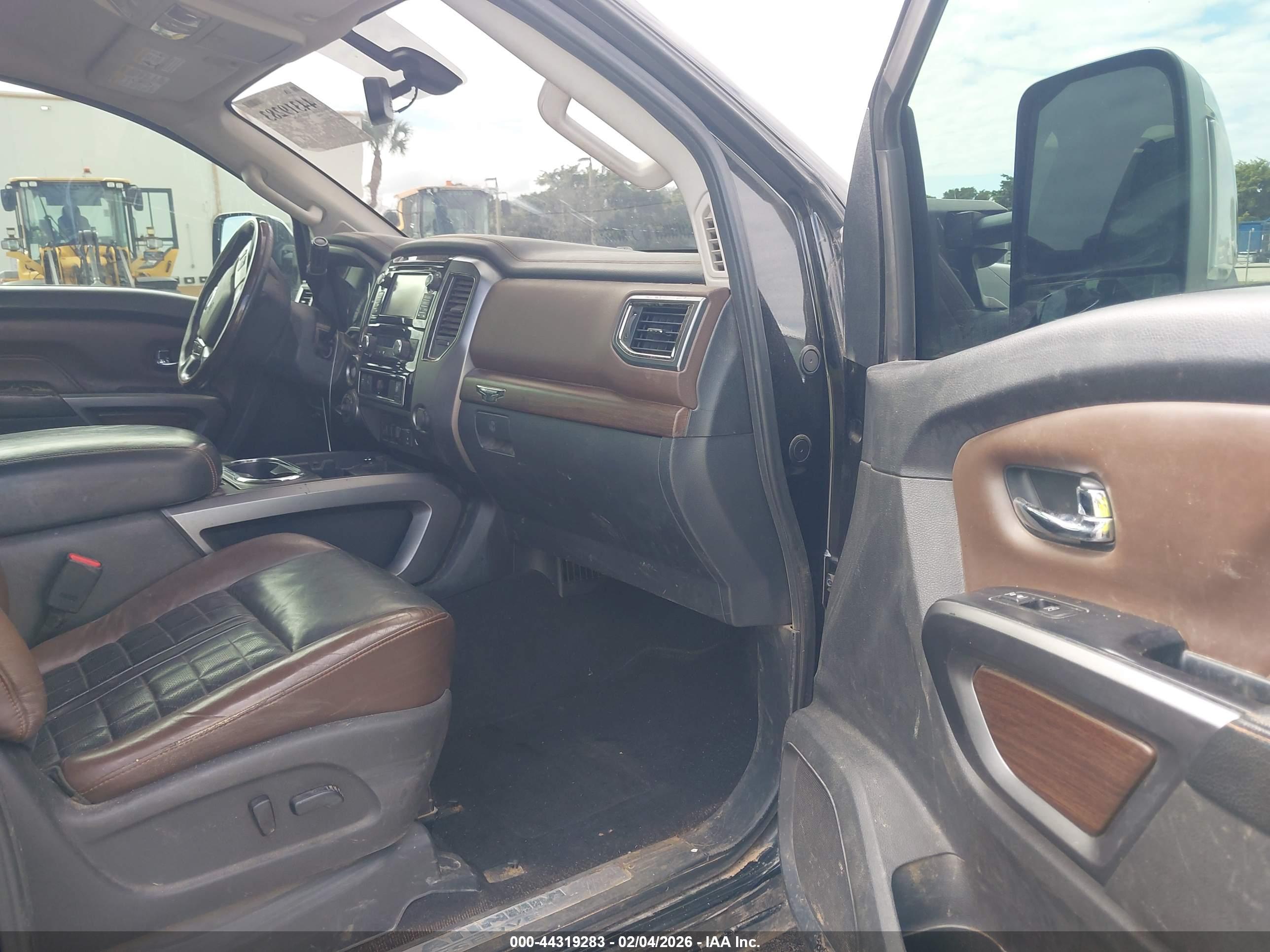 NISSAN TITAN image 5