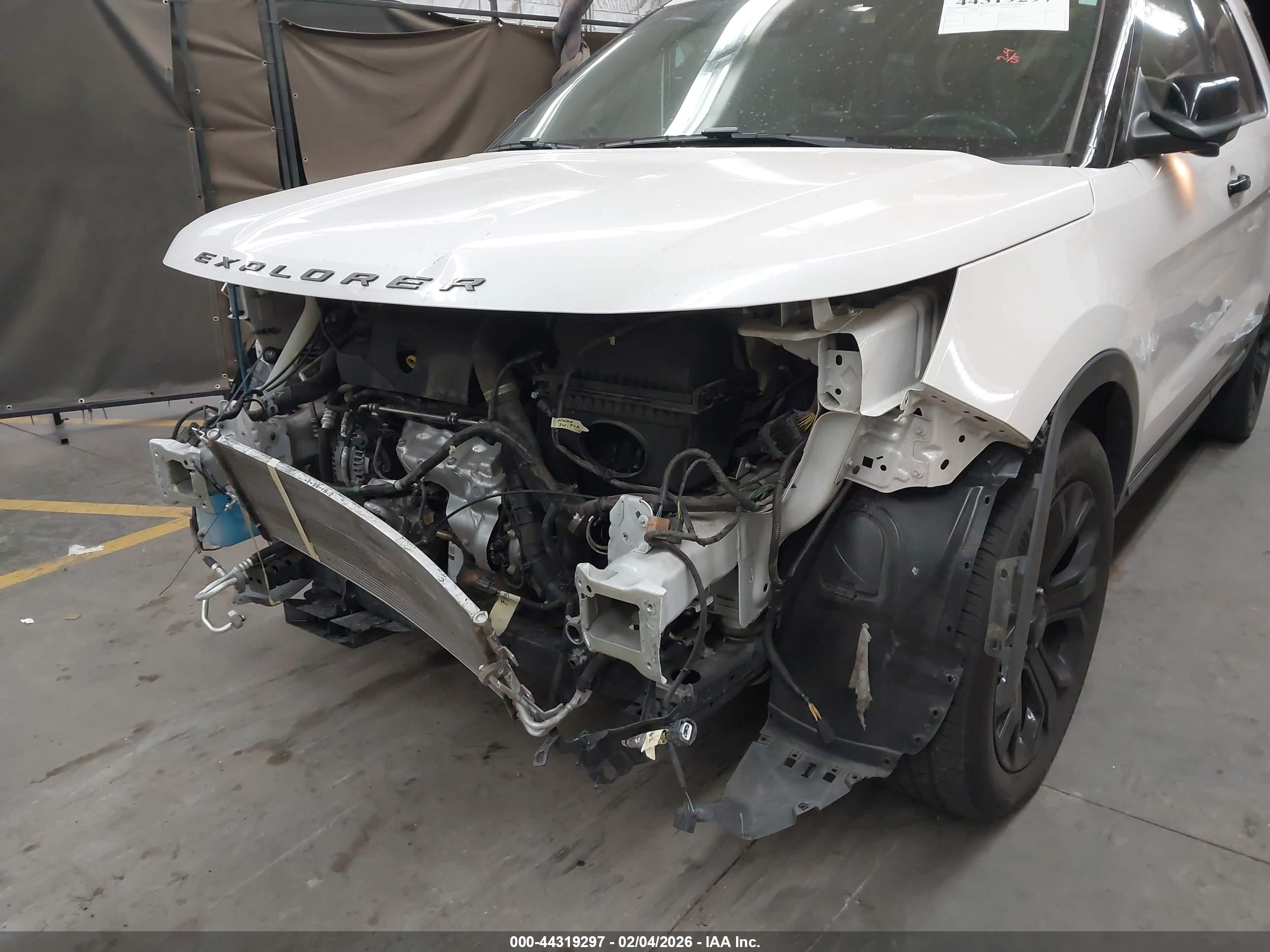 FORD EXPLORER image 6
