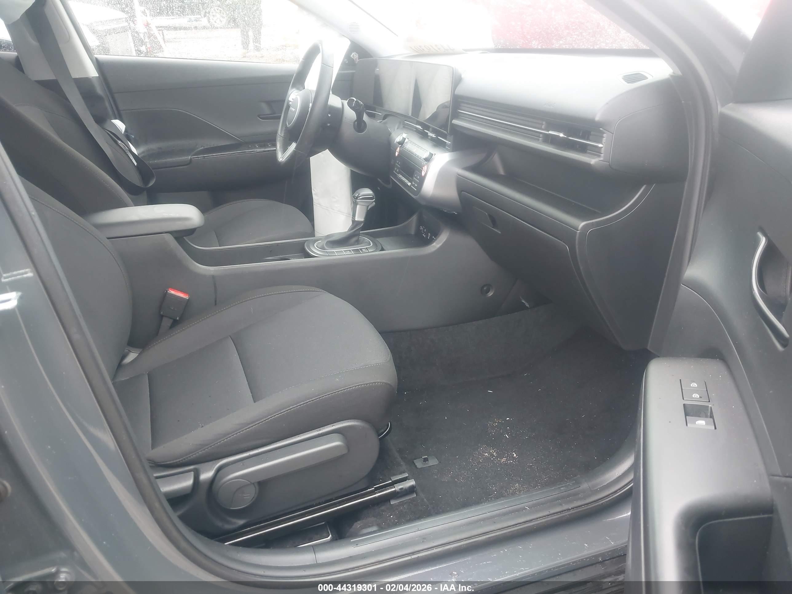 HYUNDAI KONA image 5
