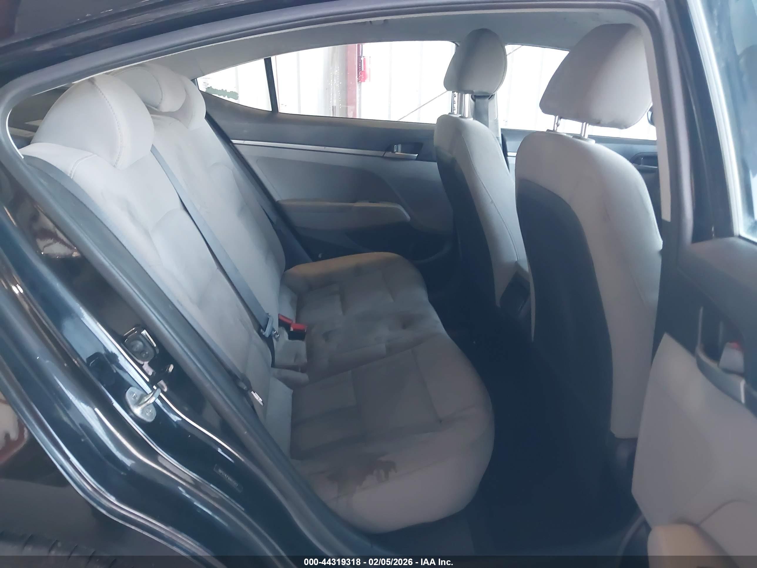 HYUNDAI ELANTRA image 8