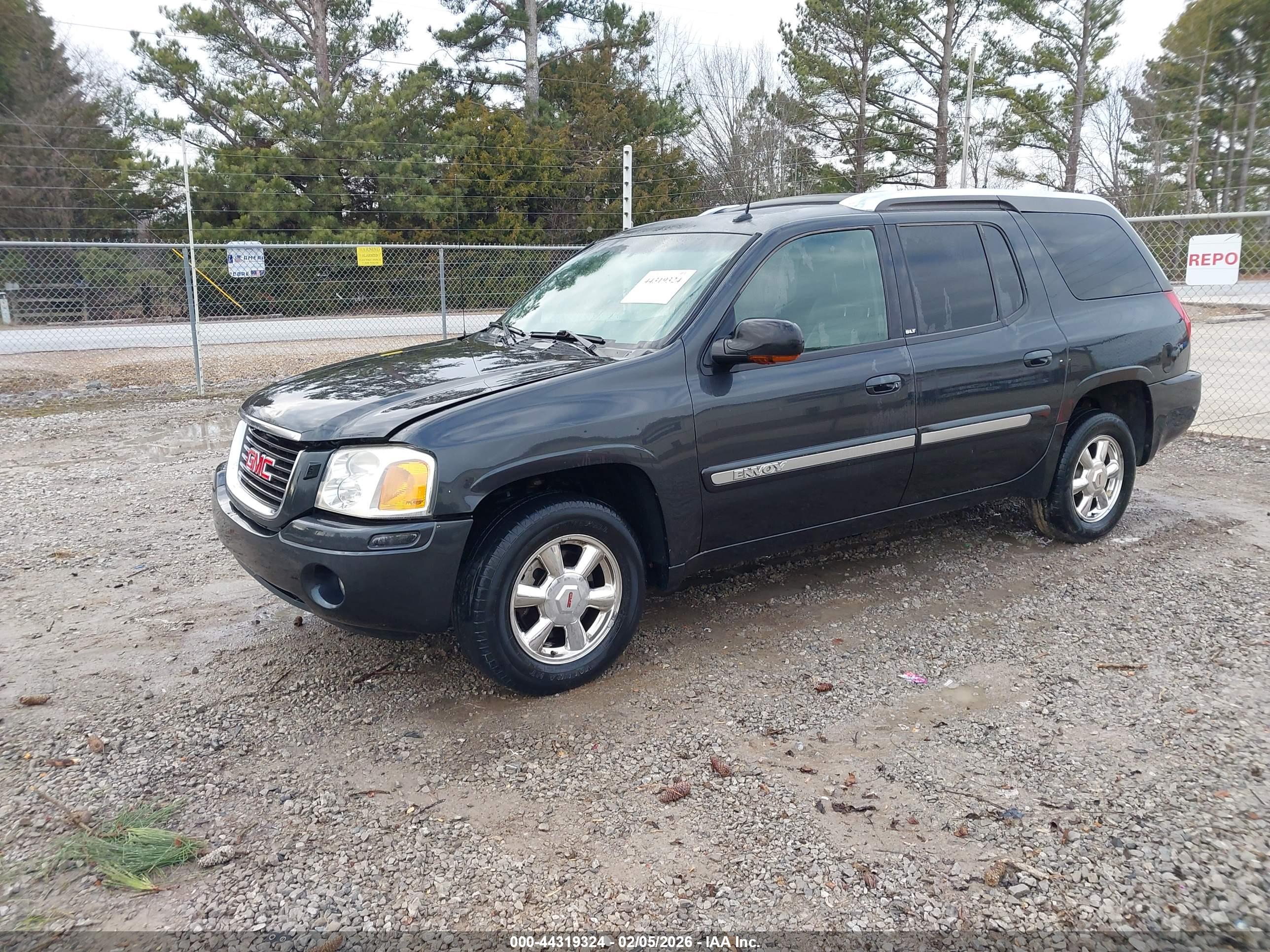 GMC ENVOY image 2