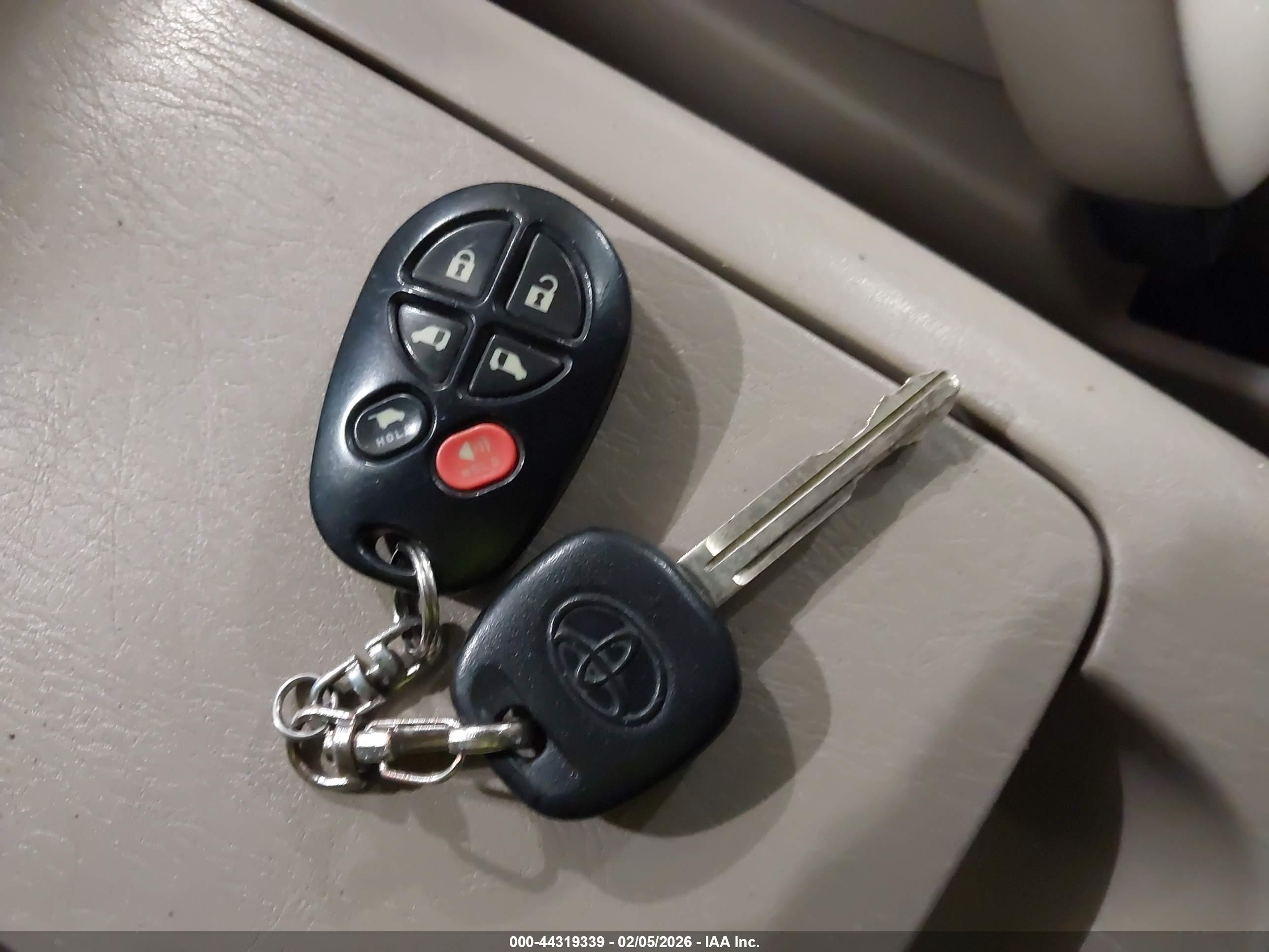 TOYOTA SIENNA image 11