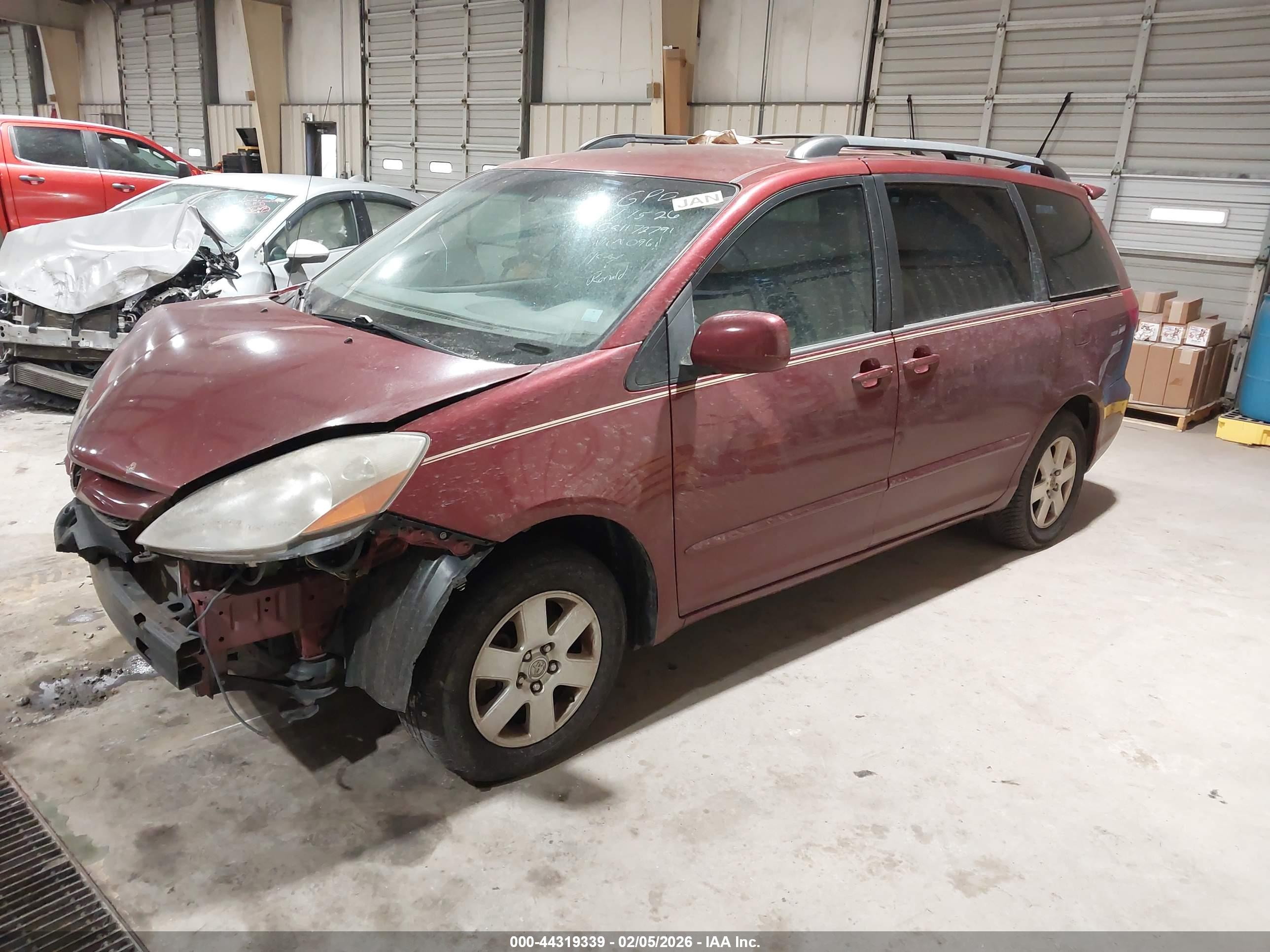 TOYOTA SIENNA image 2