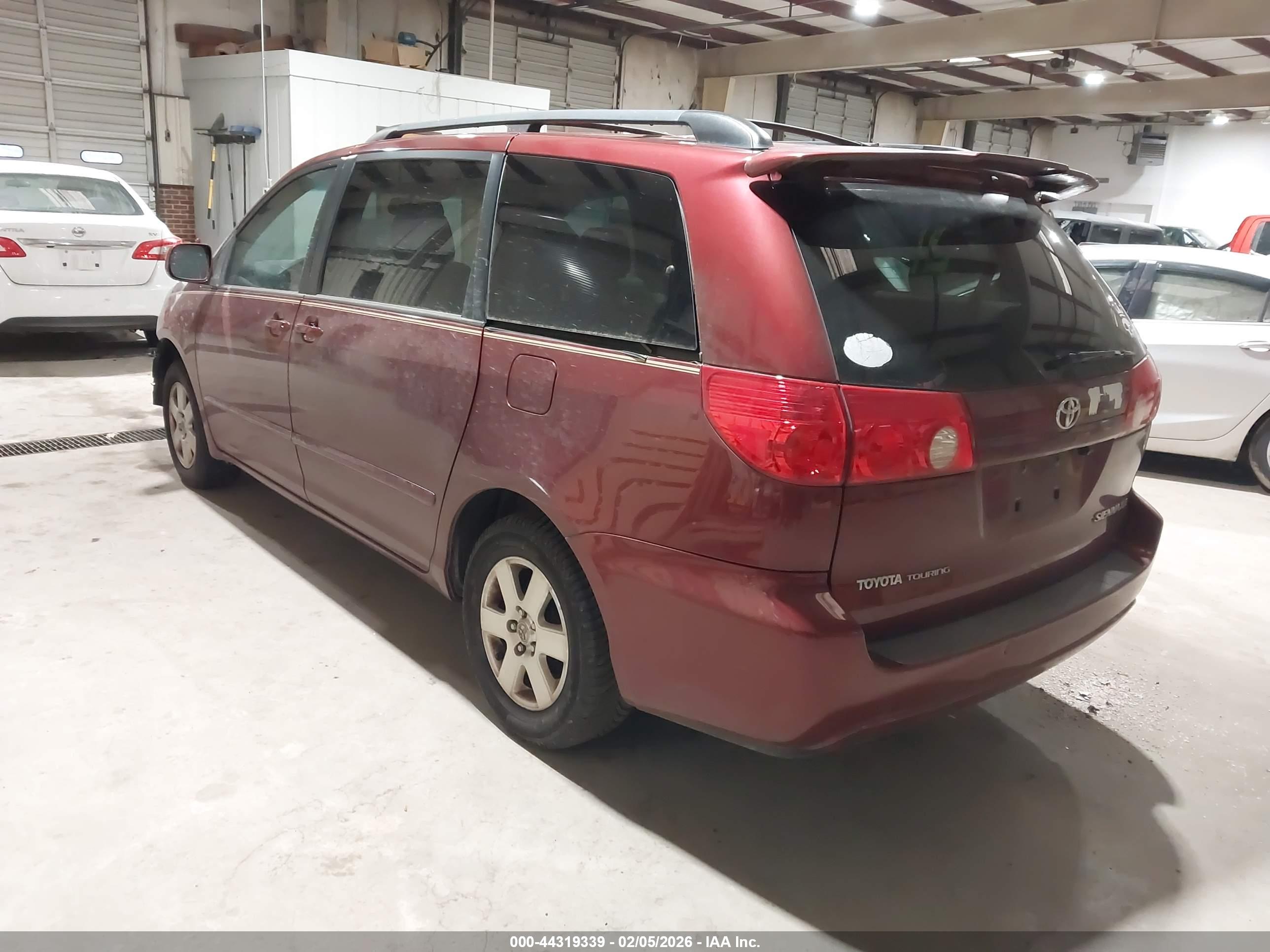 TOYOTA SIENNA image 3