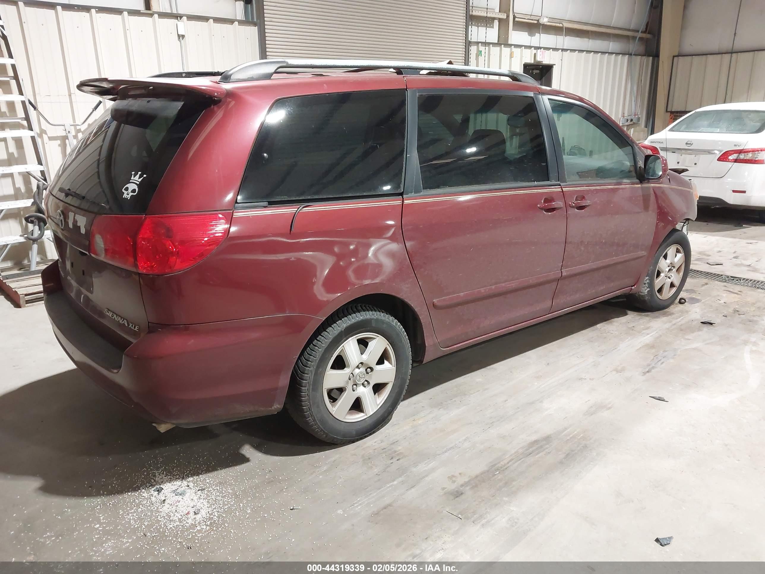 TOYOTA SIENNA image 4