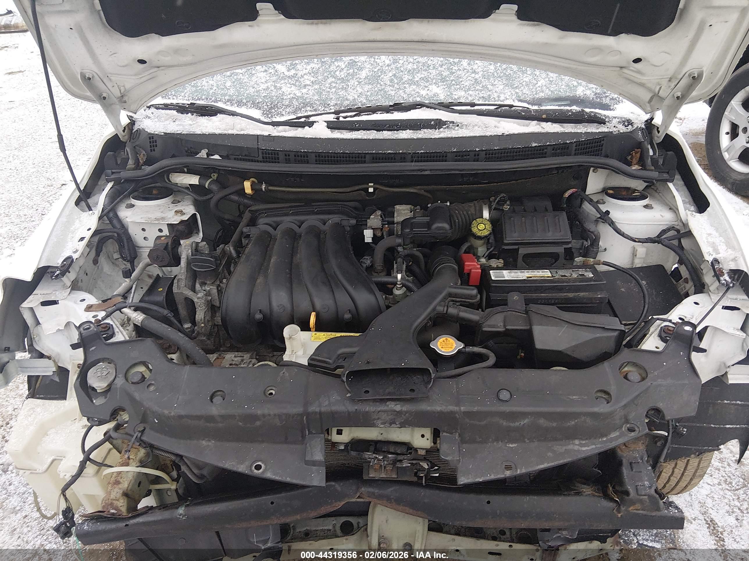 NISSAN VERSA image 10