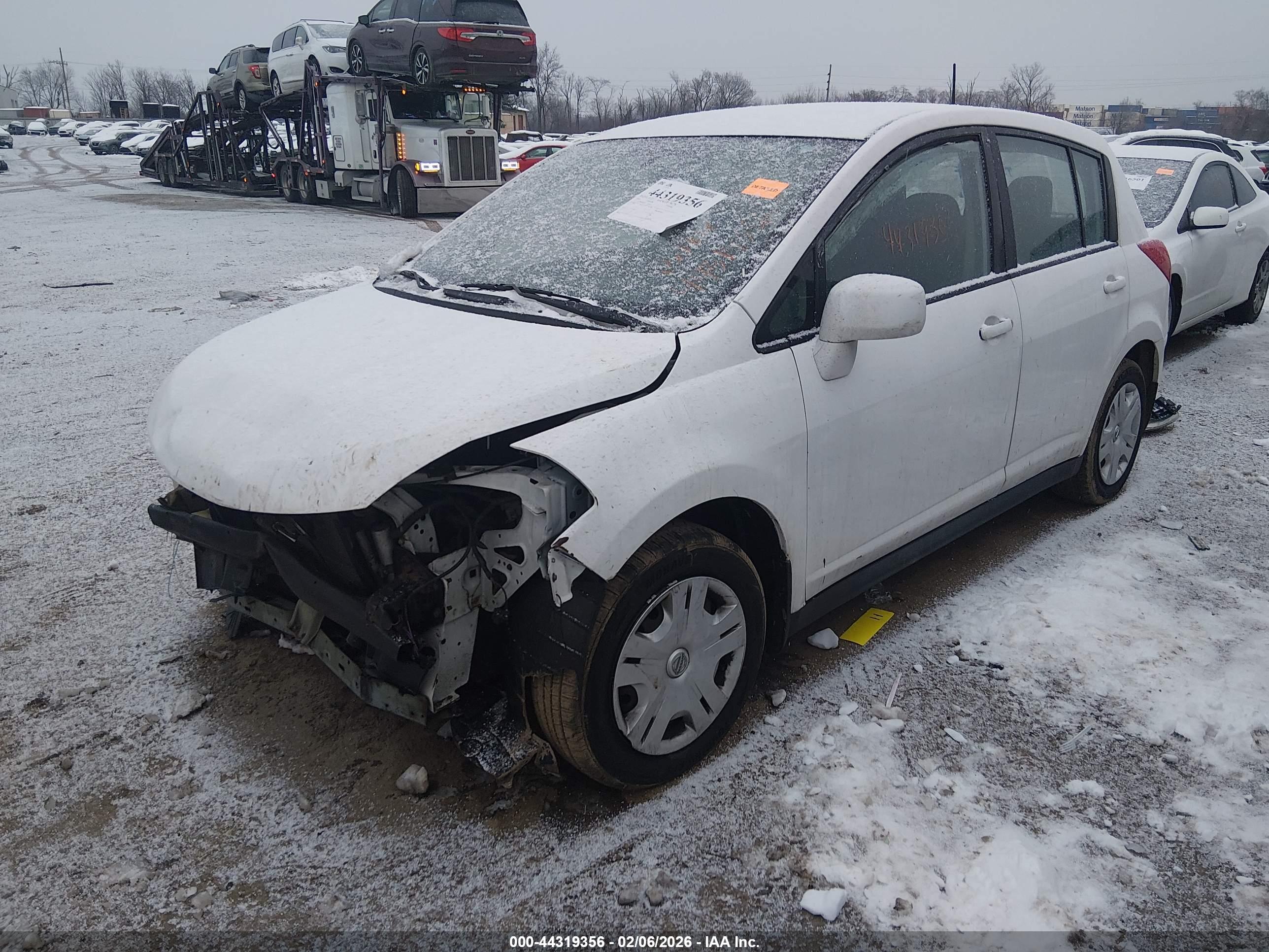NISSAN VERSA image 2