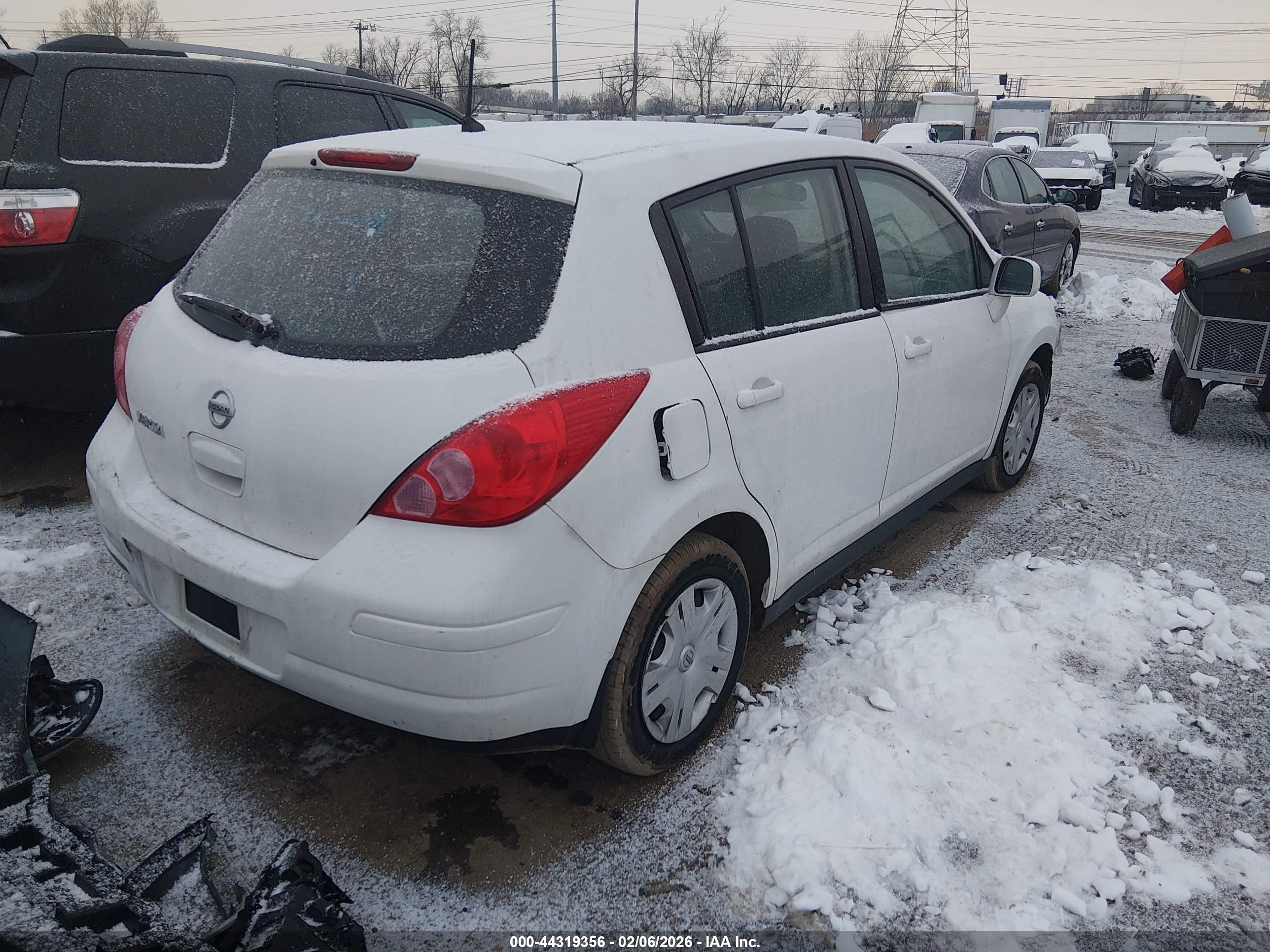 NISSAN VERSA image 4