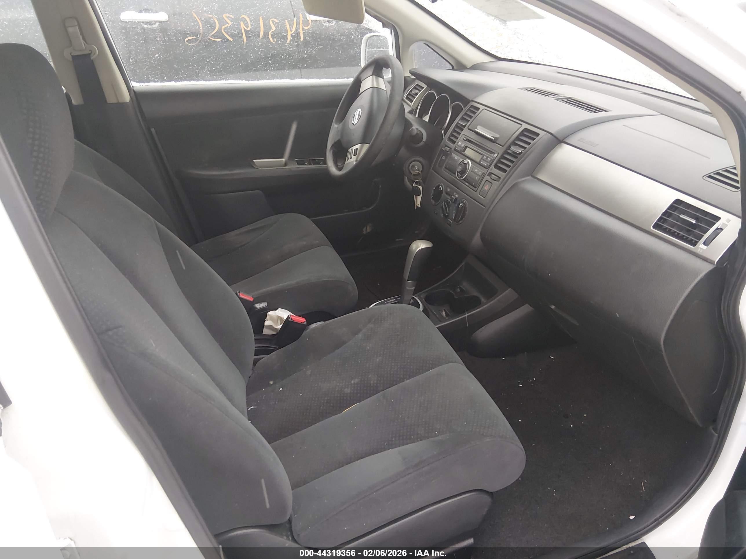 NISSAN VERSA image 5