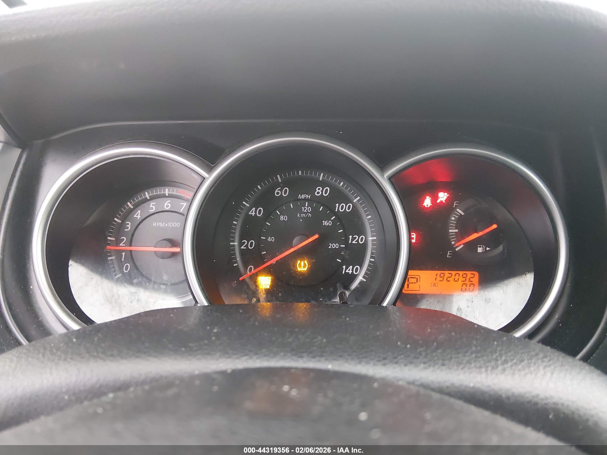 NISSAN VERSA image 7