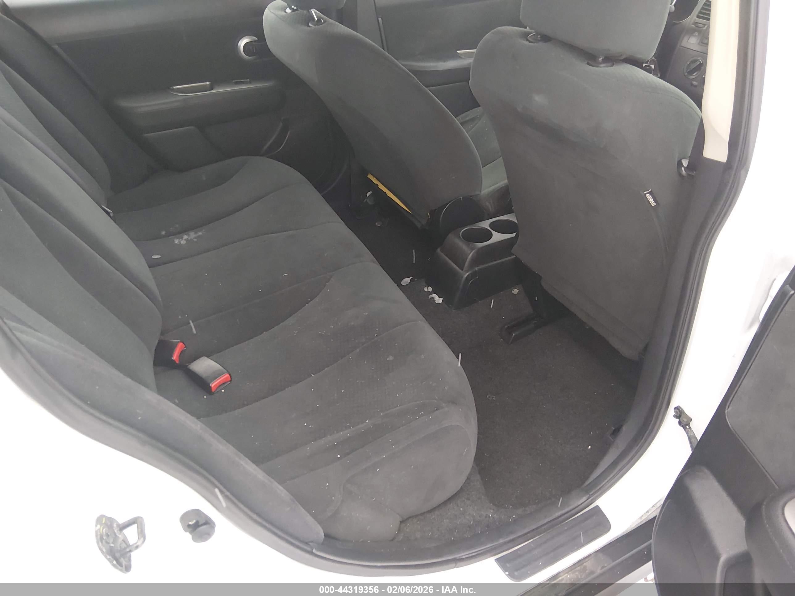 NISSAN VERSA image 8