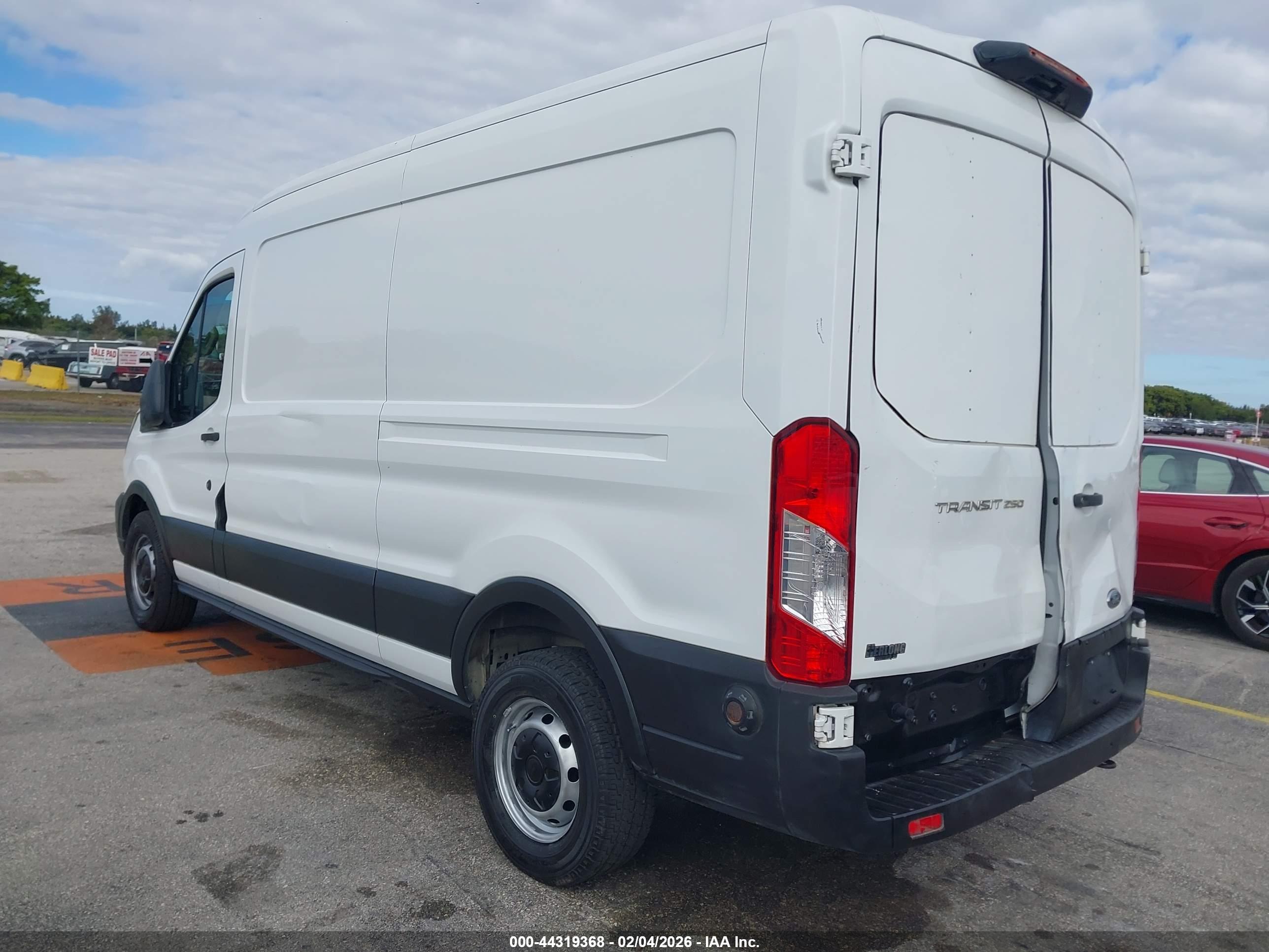 FORD TRANSIT-250 image 3