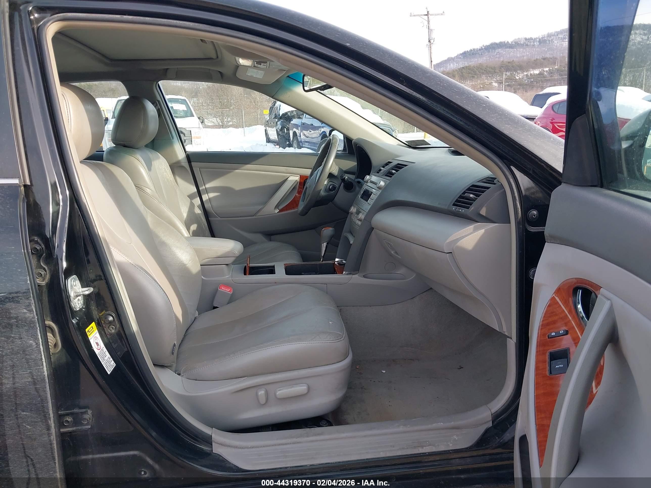 TOYOTA CAMRY image 5