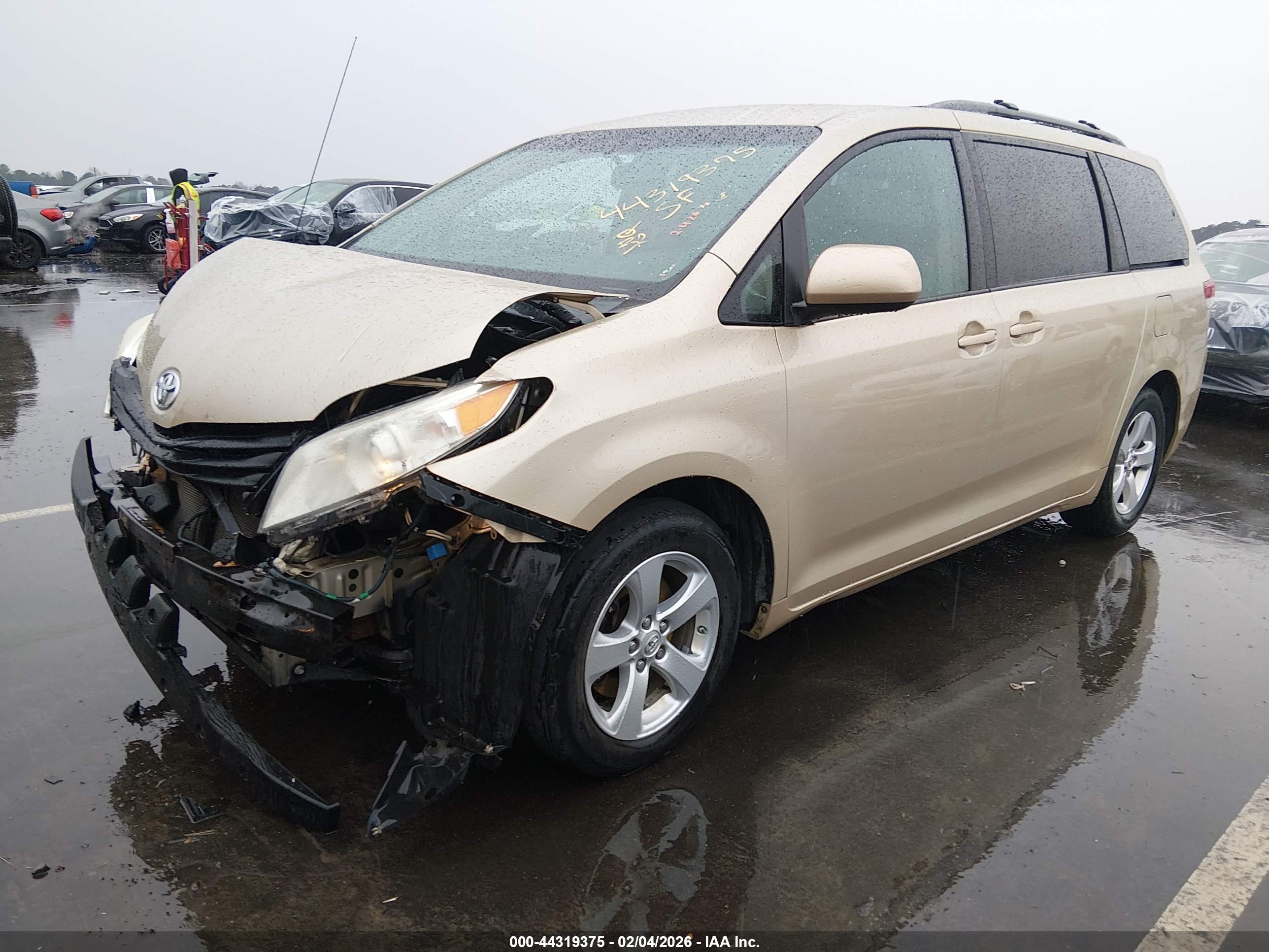 TOYOTA SIENNA image 2