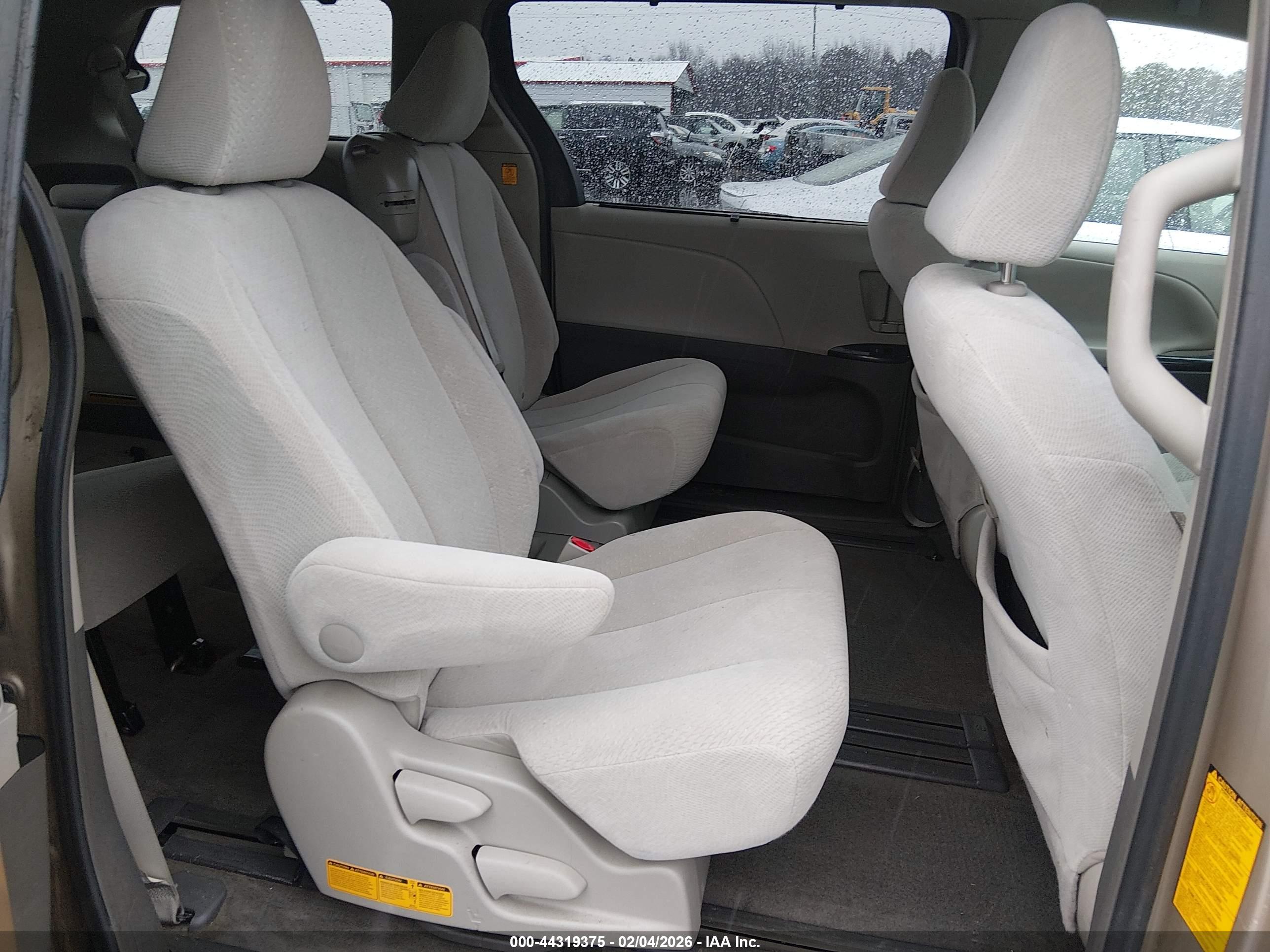 TOYOTA SIENNA image 8