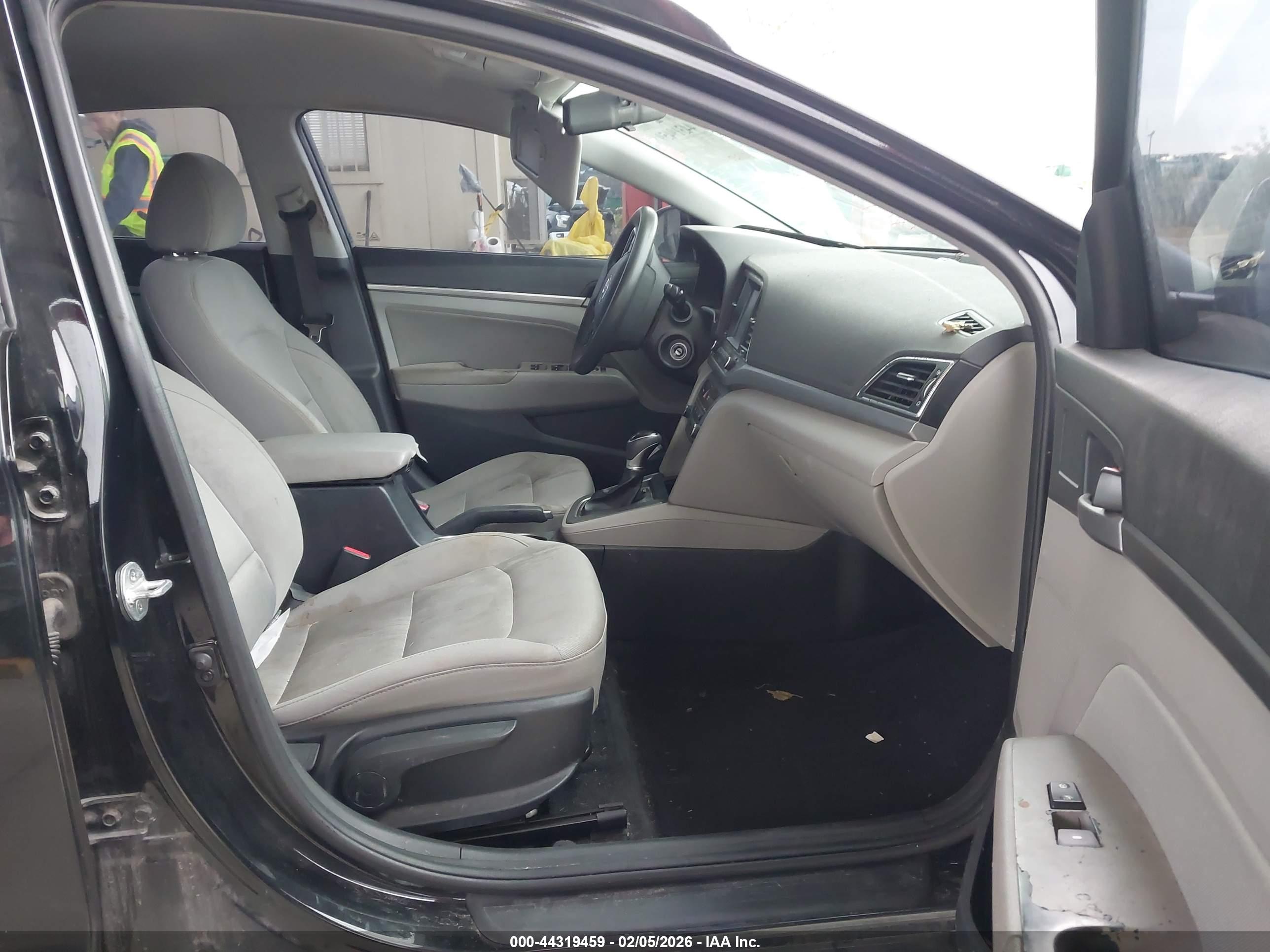 HYUNDAI ELANTRA image 5