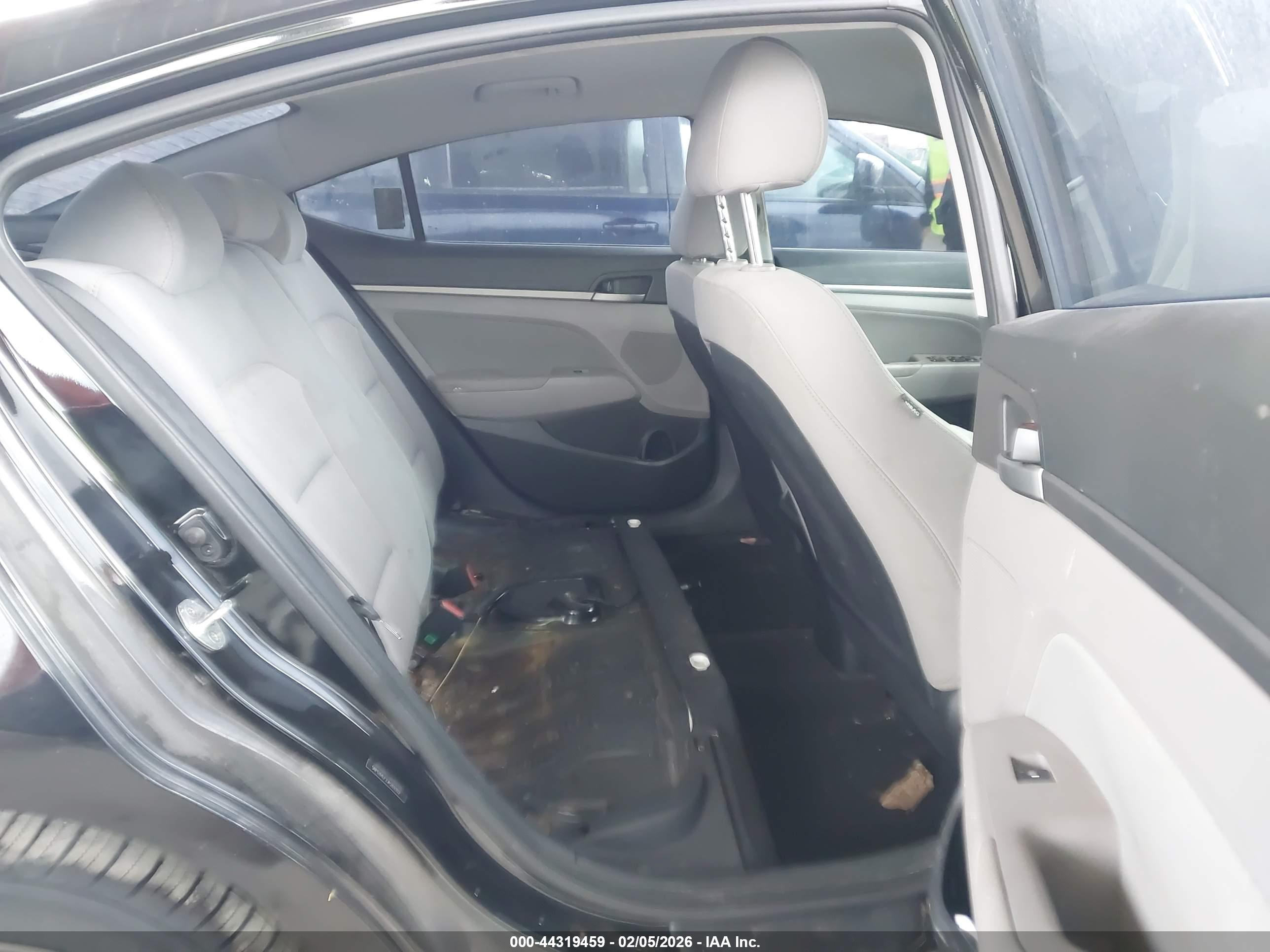 HYUNDAI ELANTRA image 8