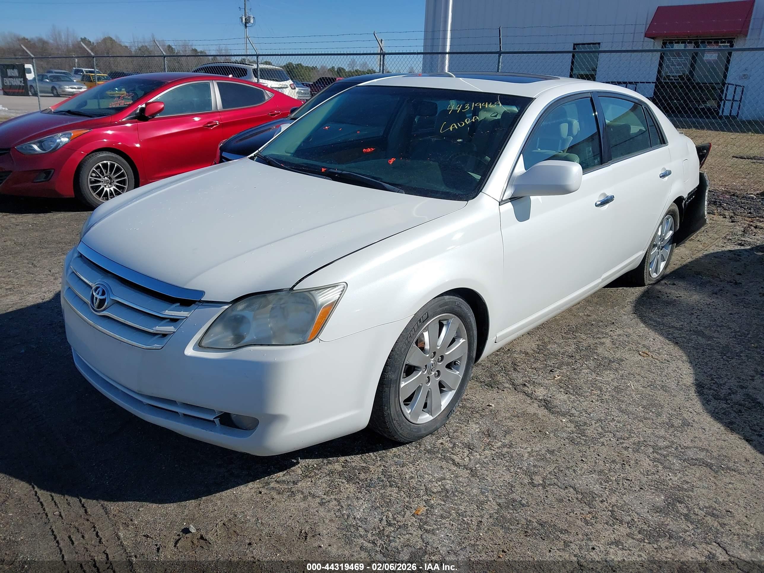 TOYOTA AVALON image 2