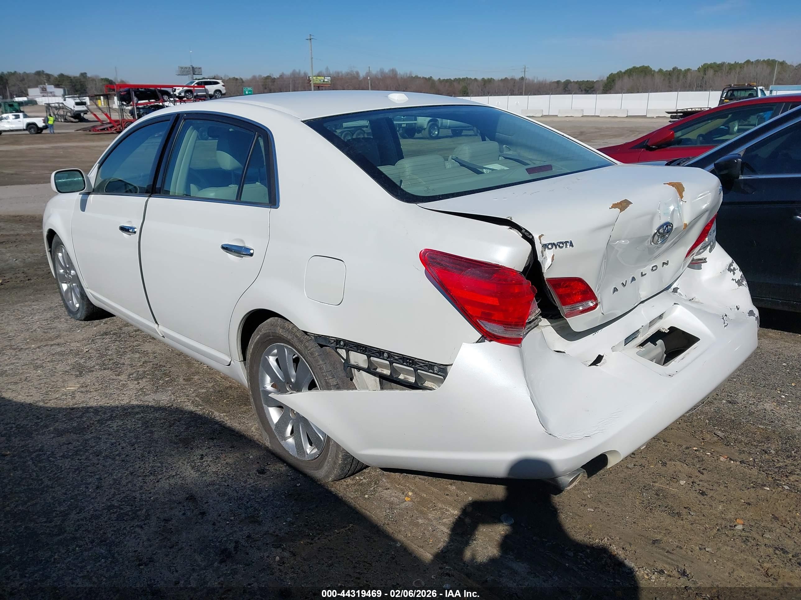 TOYOTA AVALON image 3