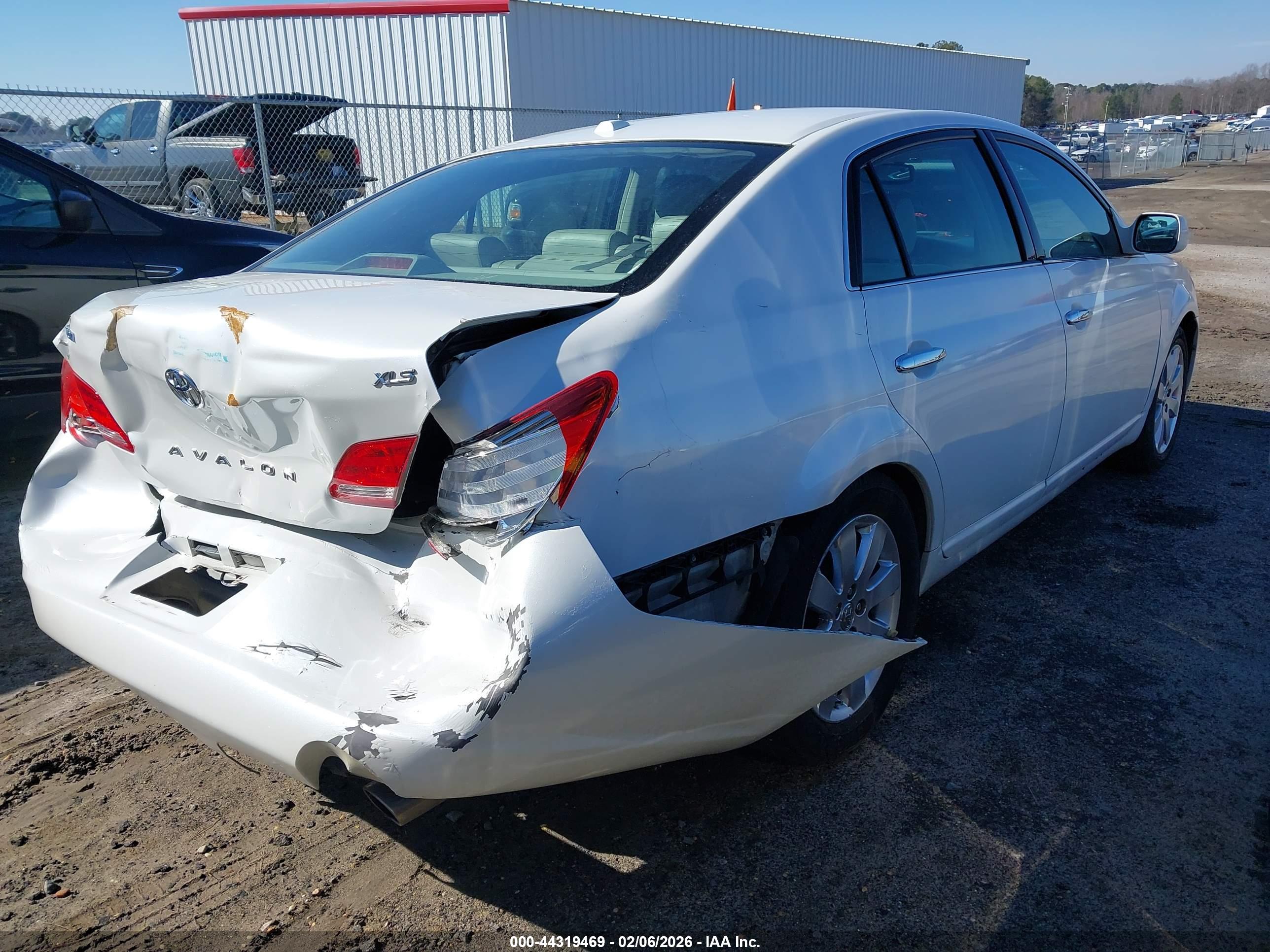 TOYOTA AVALON image 4