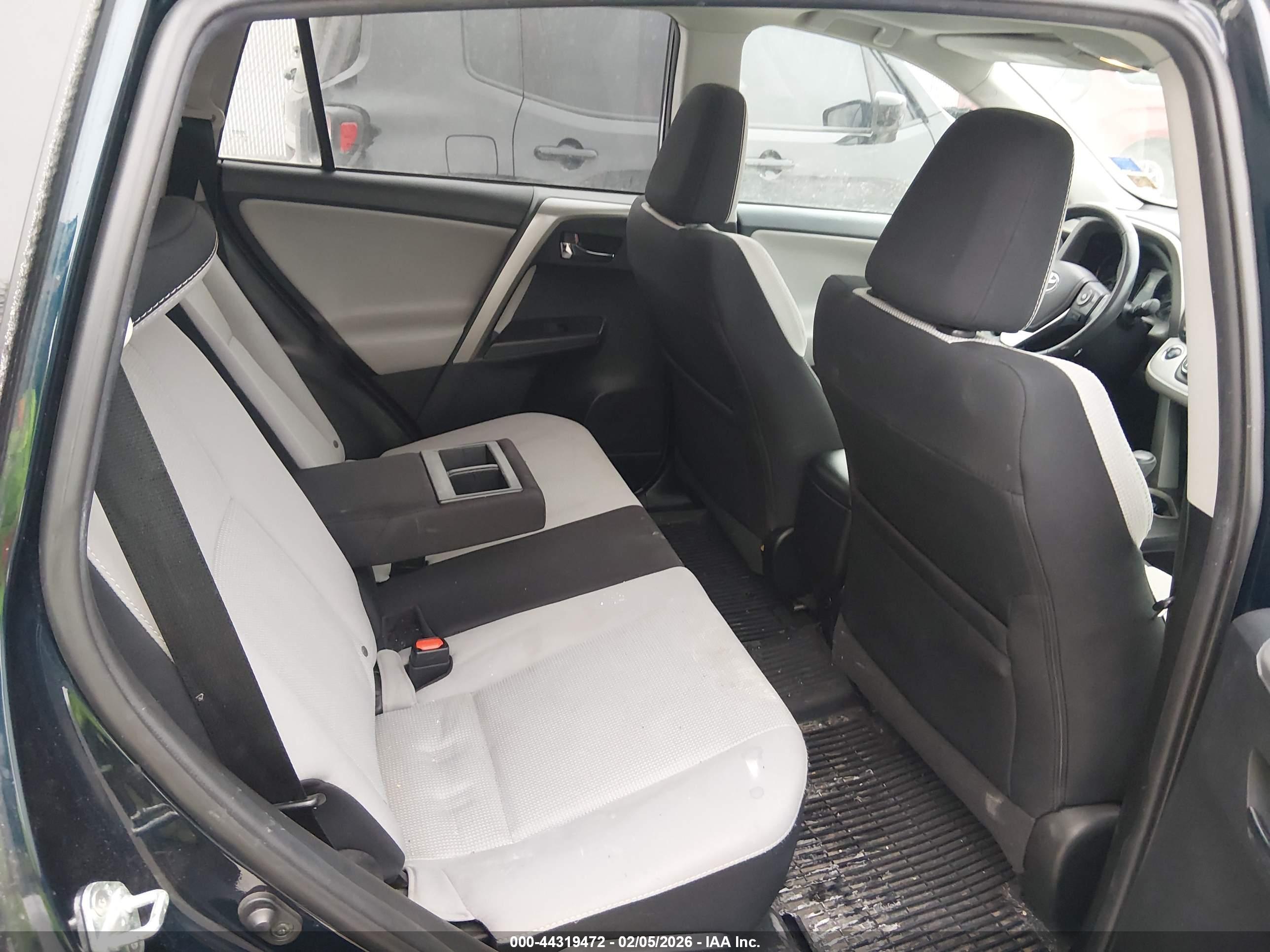 TOYOTA RAV4 image 8