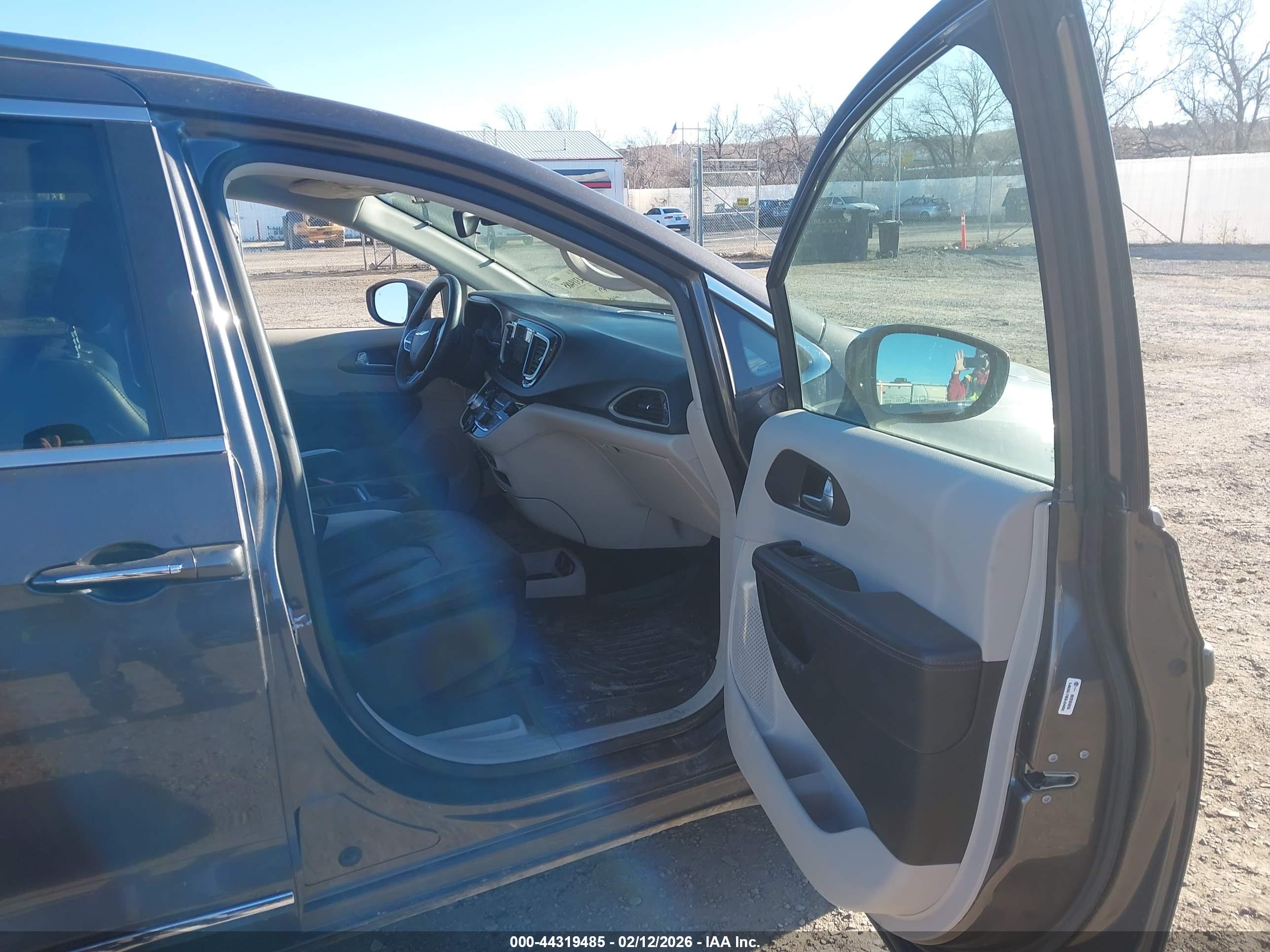 CHRYSLER PACIFICA image 5