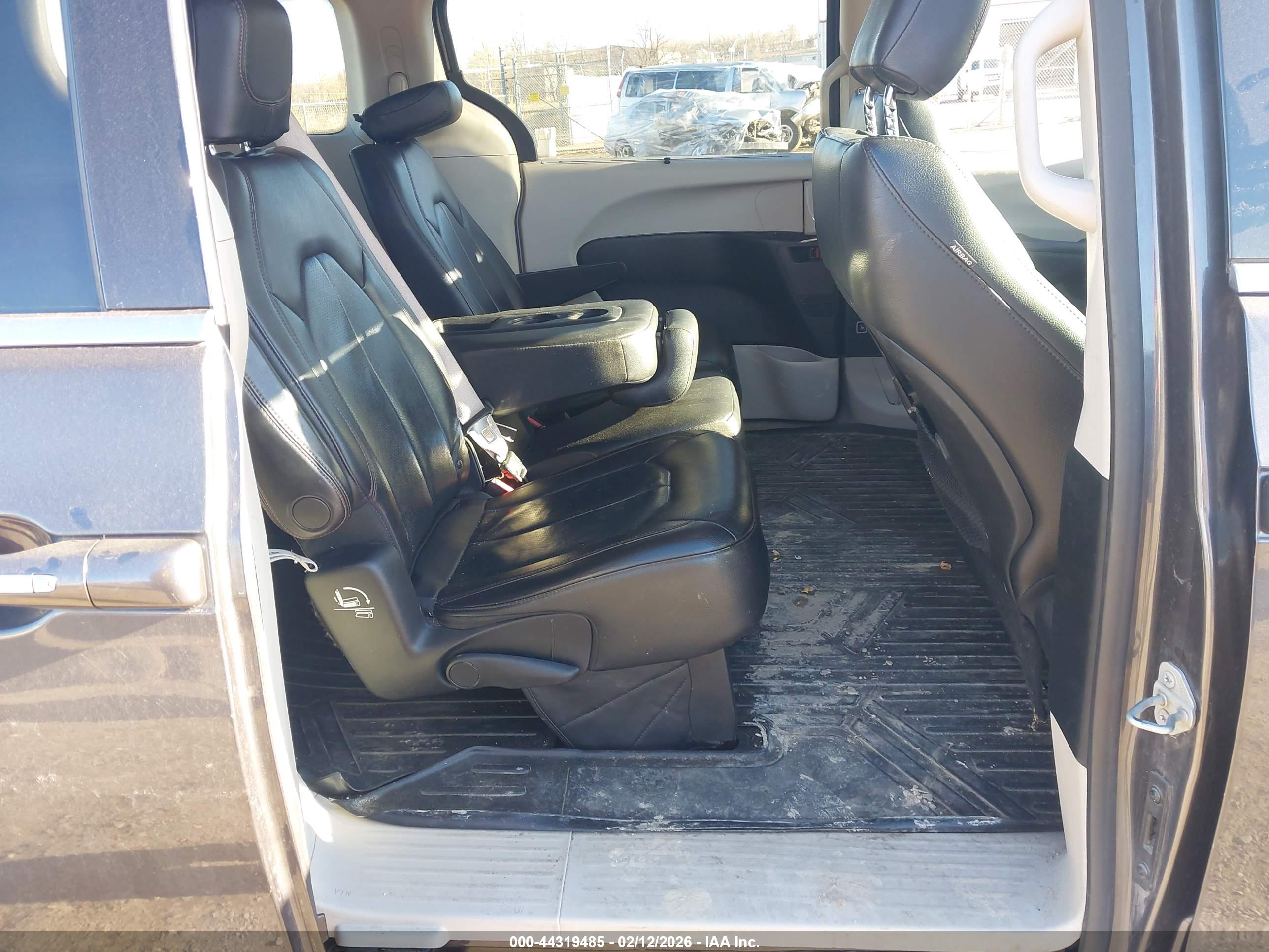 CHRYSLER PACIFICA image 8