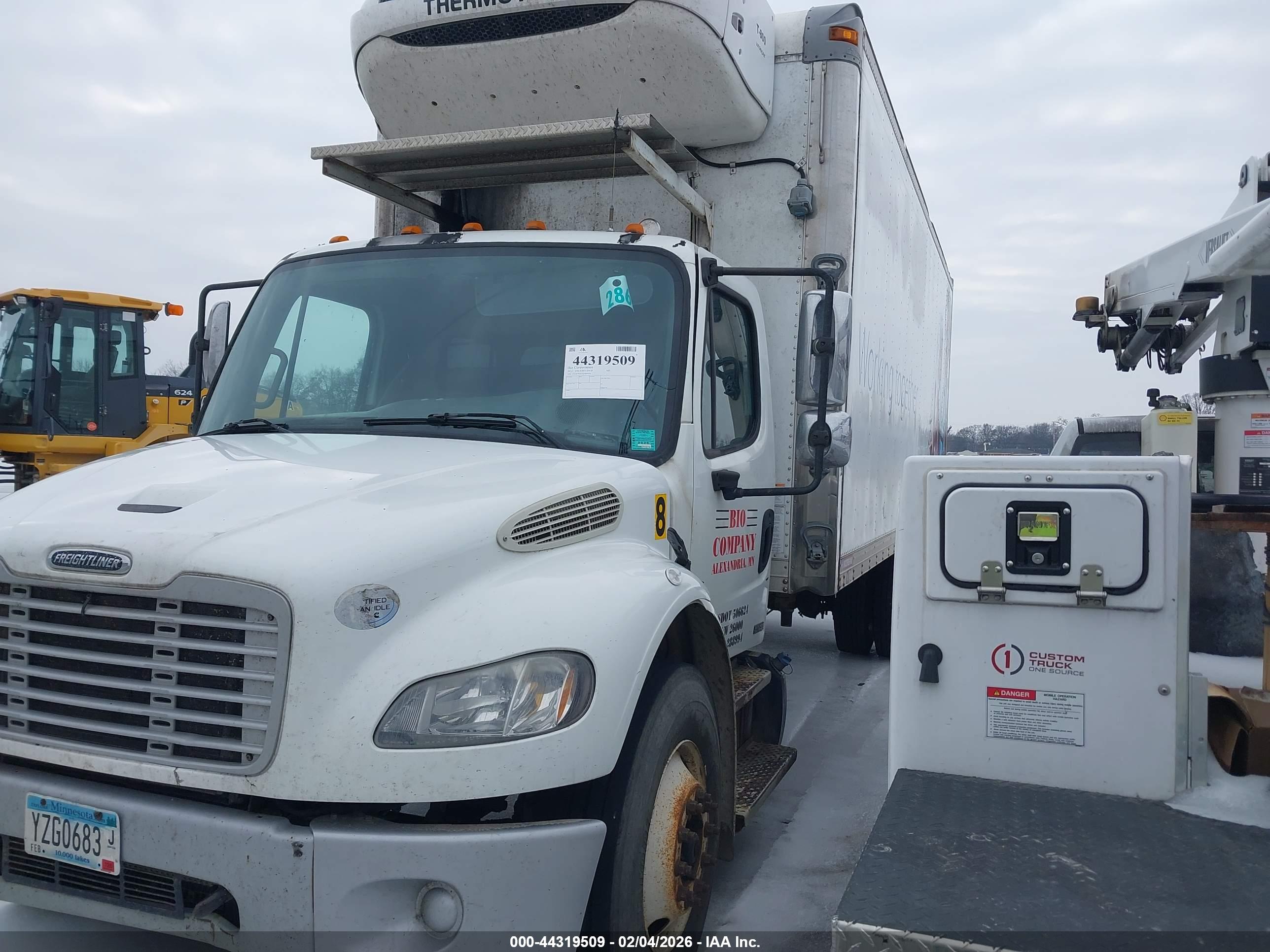 FREIGHTLINER M2 image 2