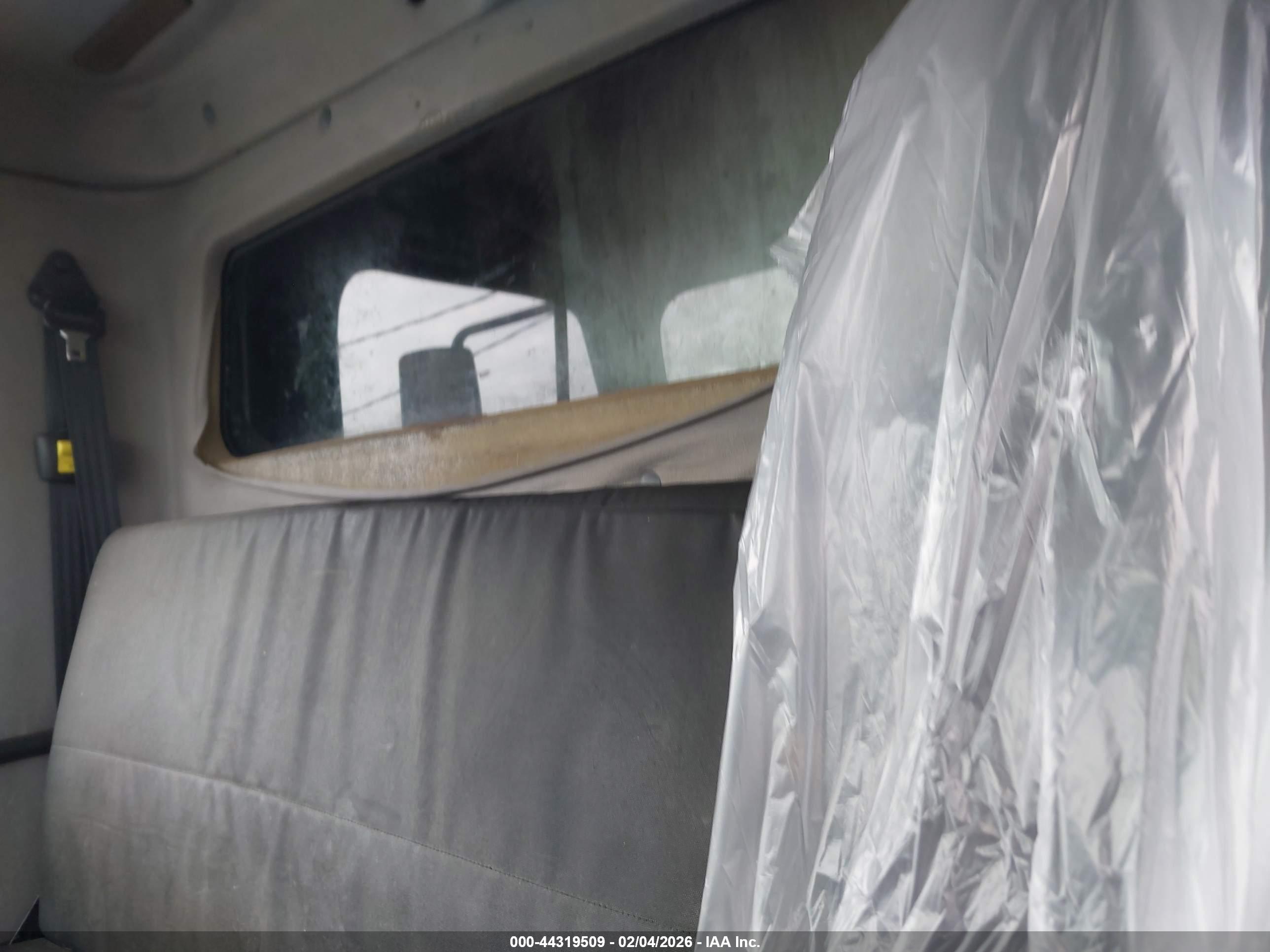 FREIGHTLINER M2 image 8