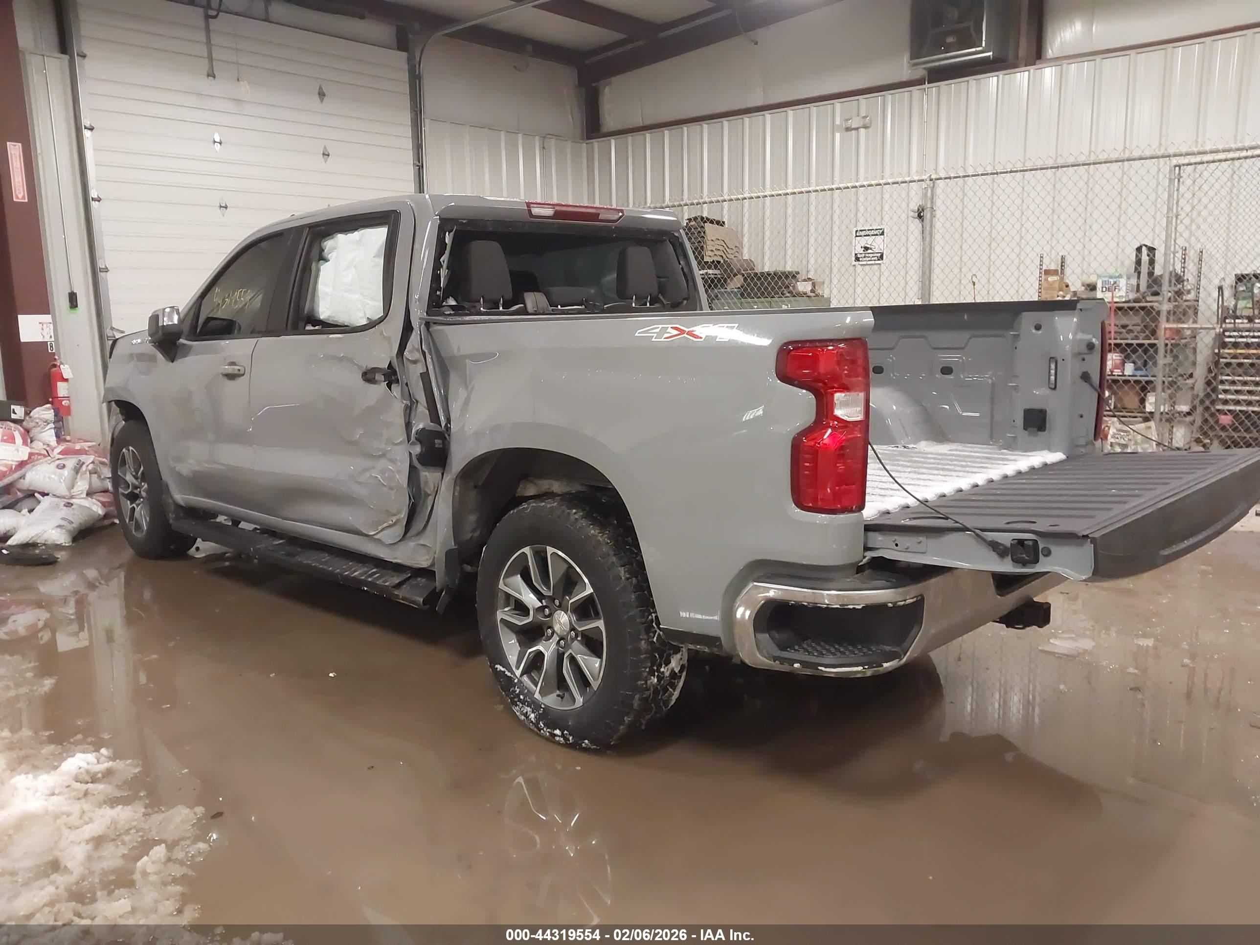 CHEVROLET SILVERADO image 3