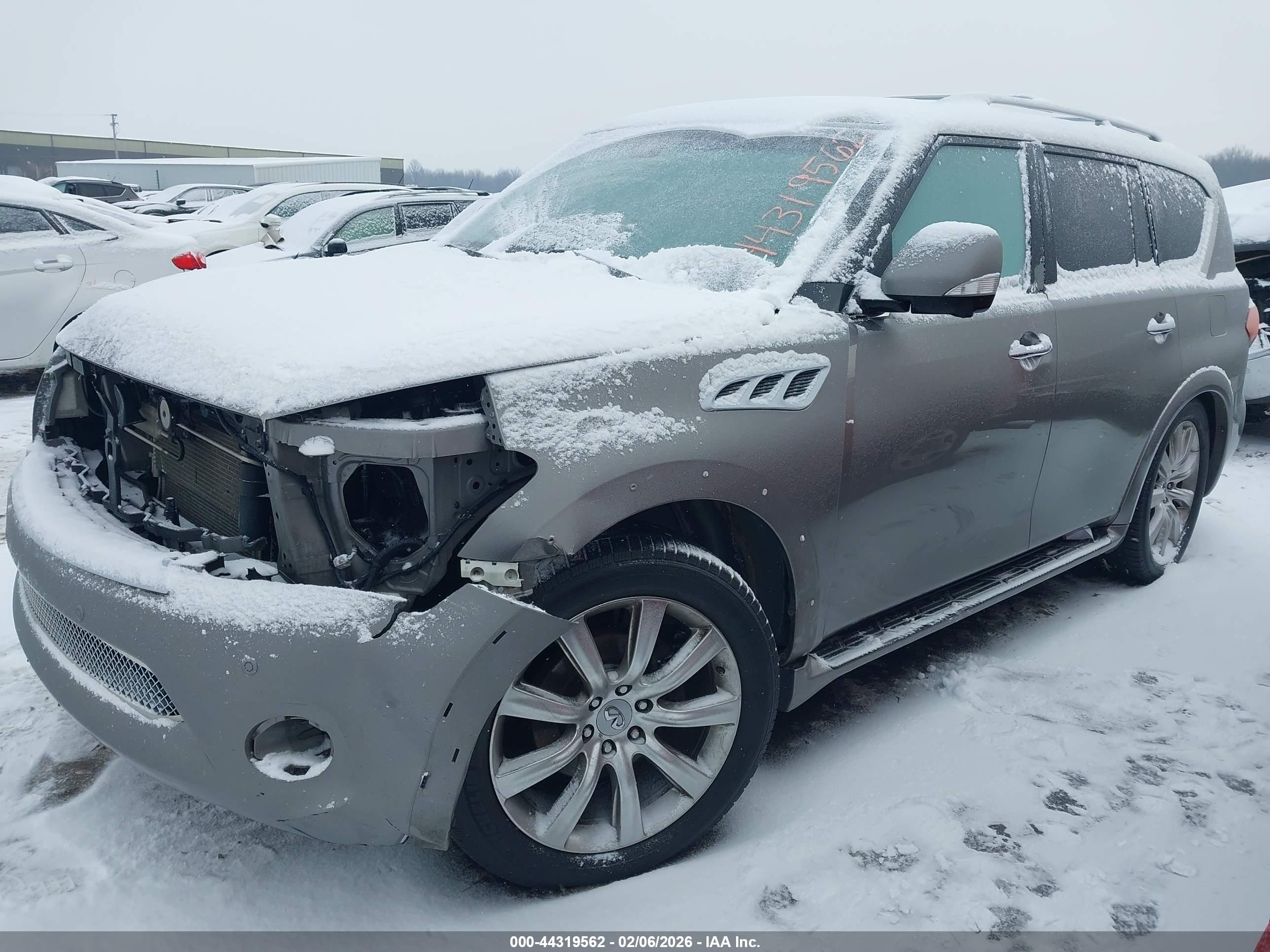 INFINITI QX56 image 2