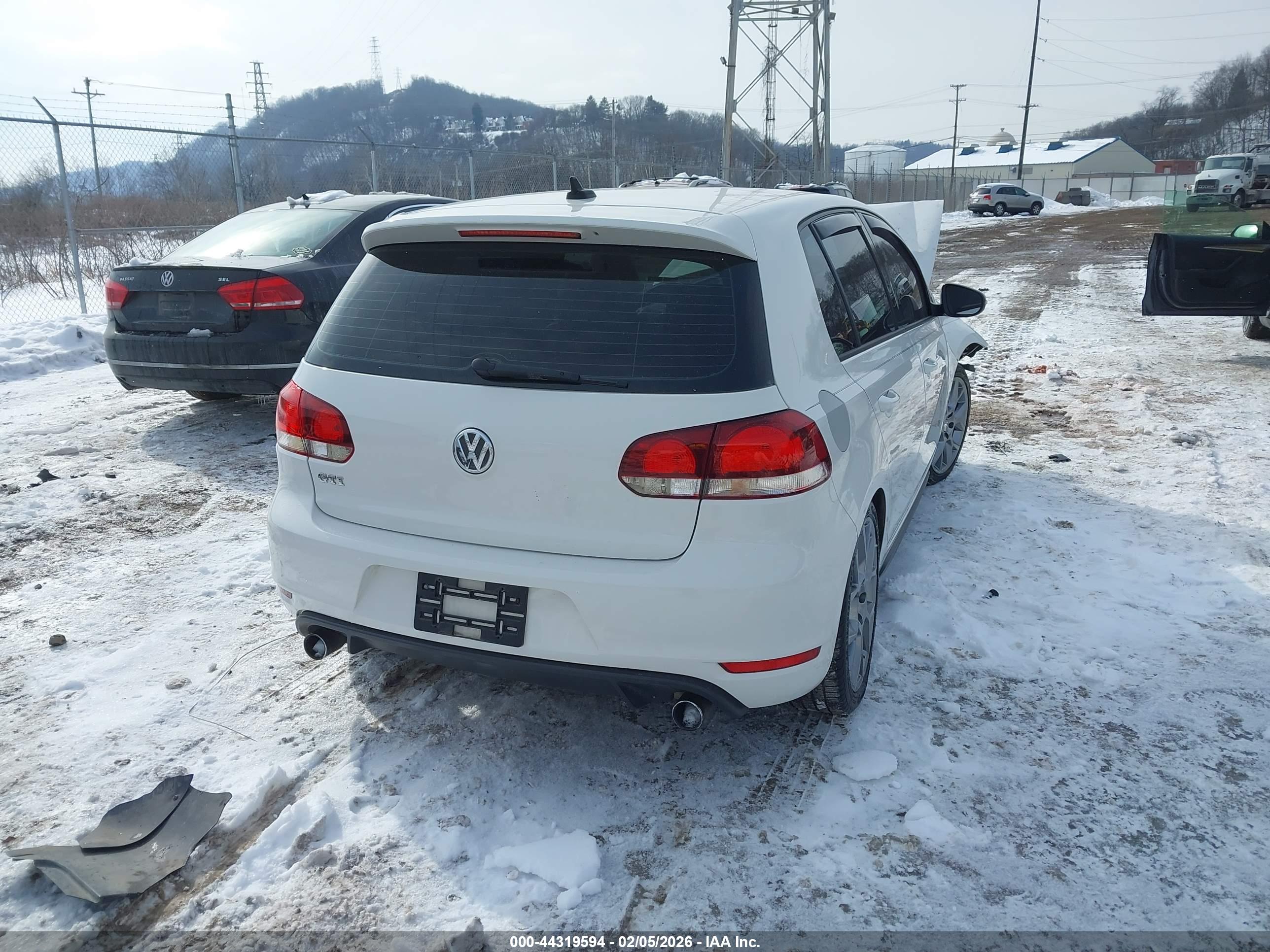 VOLKSWAGEN GTI image 4