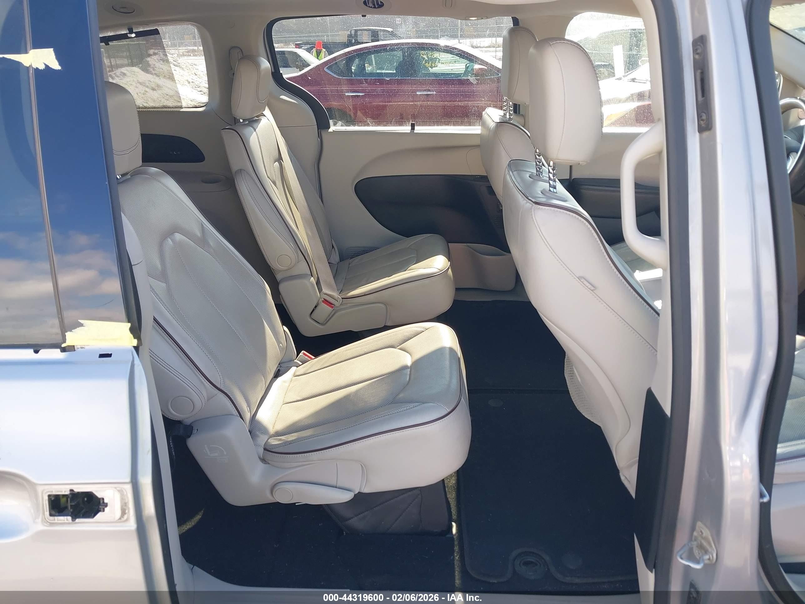 CHRYSLER PACIFICA image 8