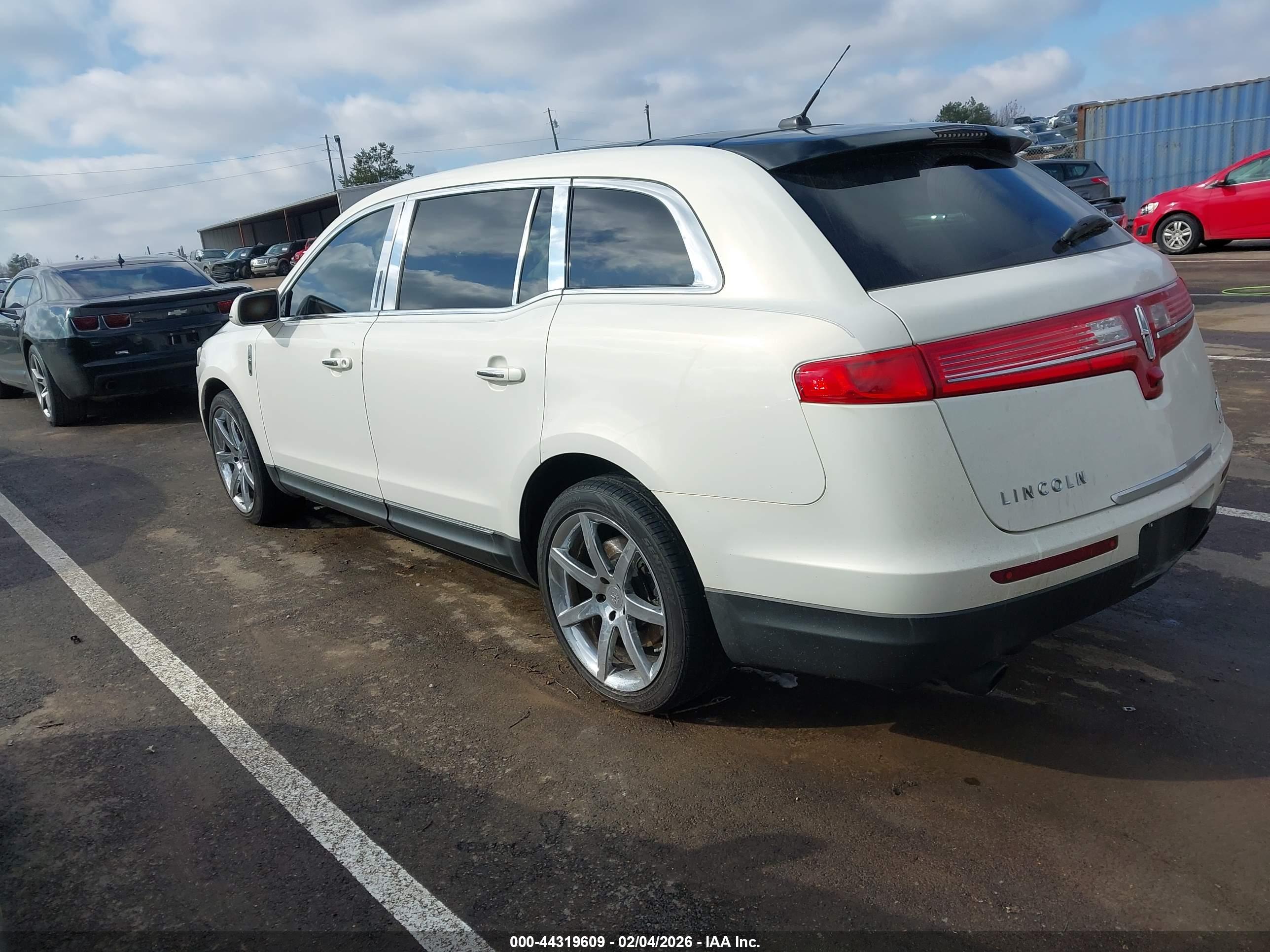 LINCOLN MKT image 3