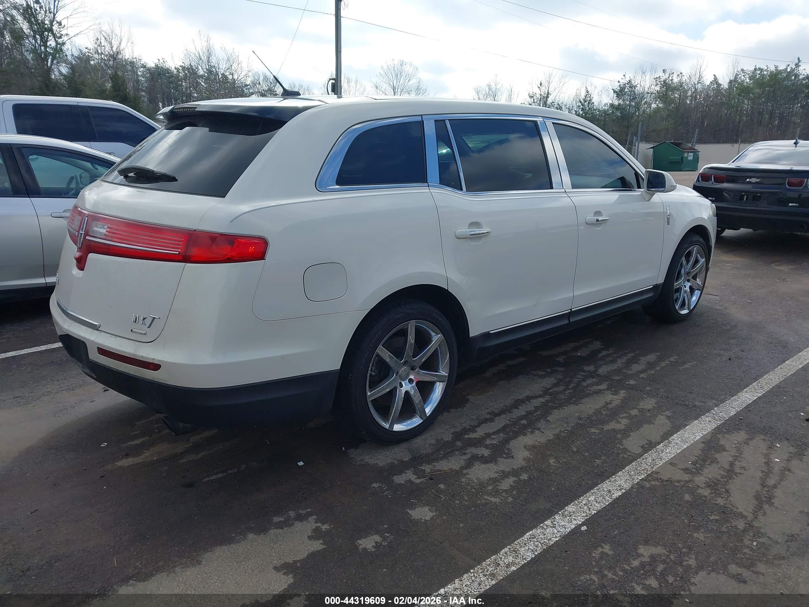 LINCOLN MKT image 4