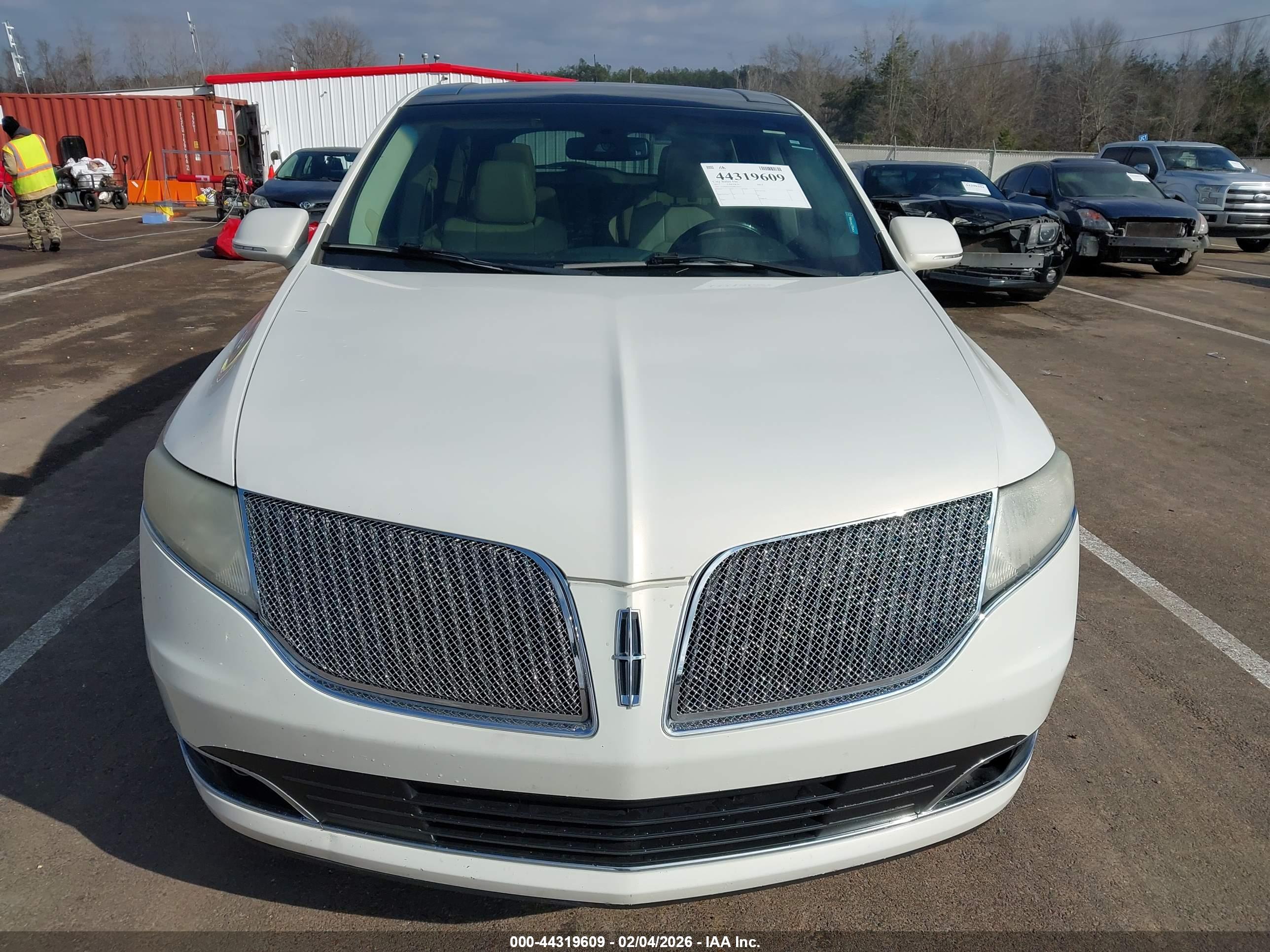 LINCOLN MKT image 6