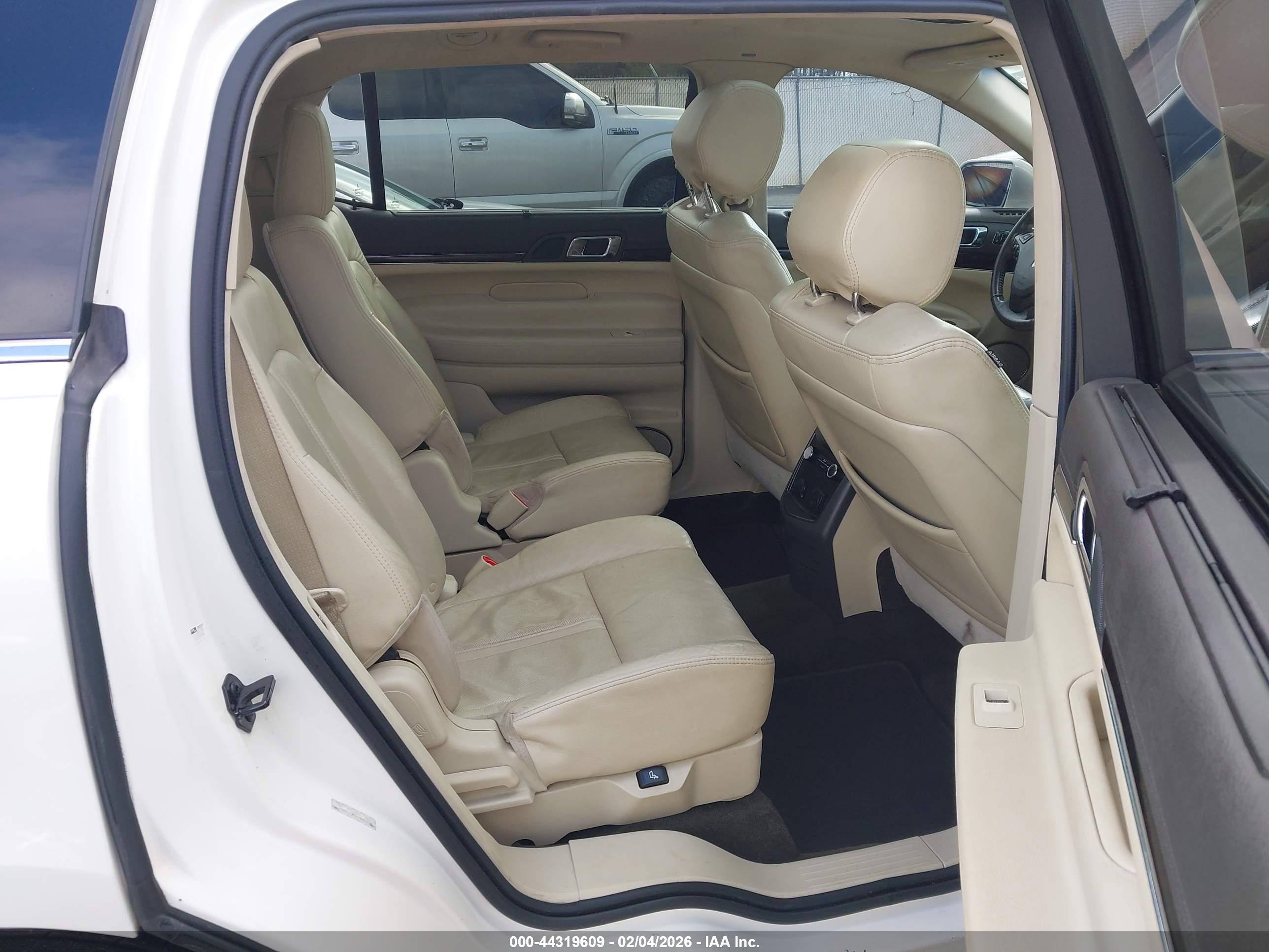 LINCOLN MKT image 8