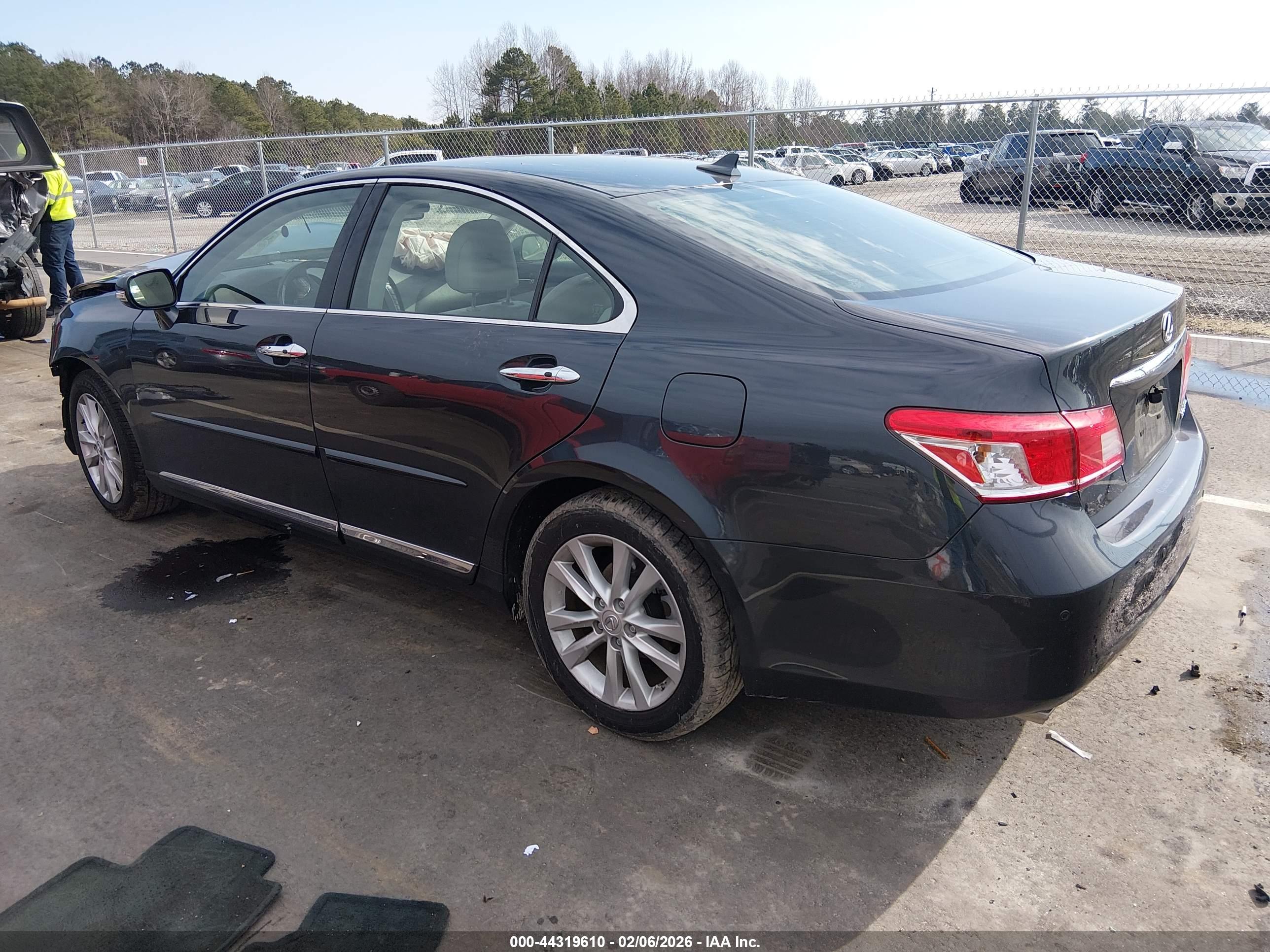 LEXUS ES image 3