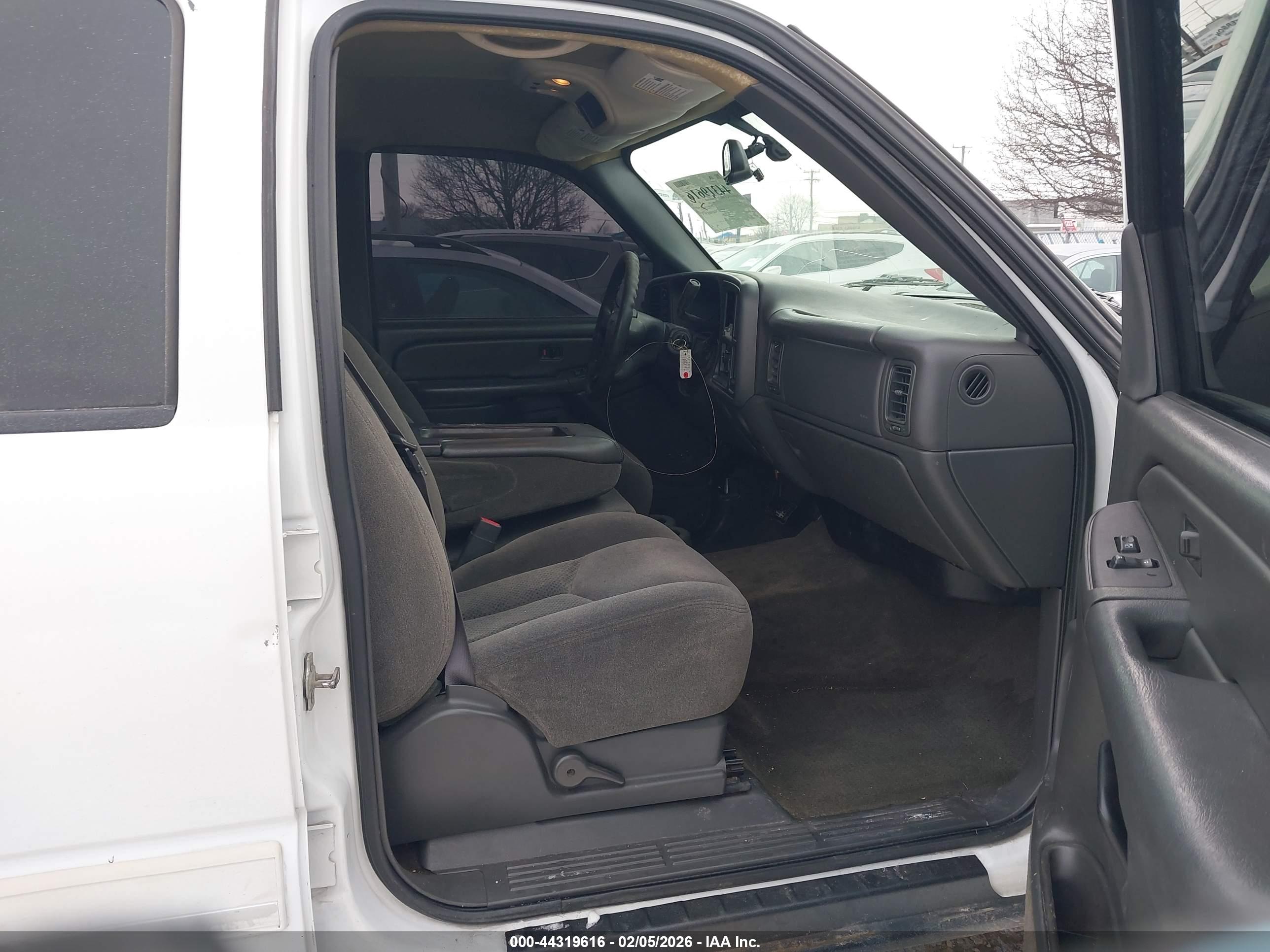 CHEVROLET SILVERADO image 5