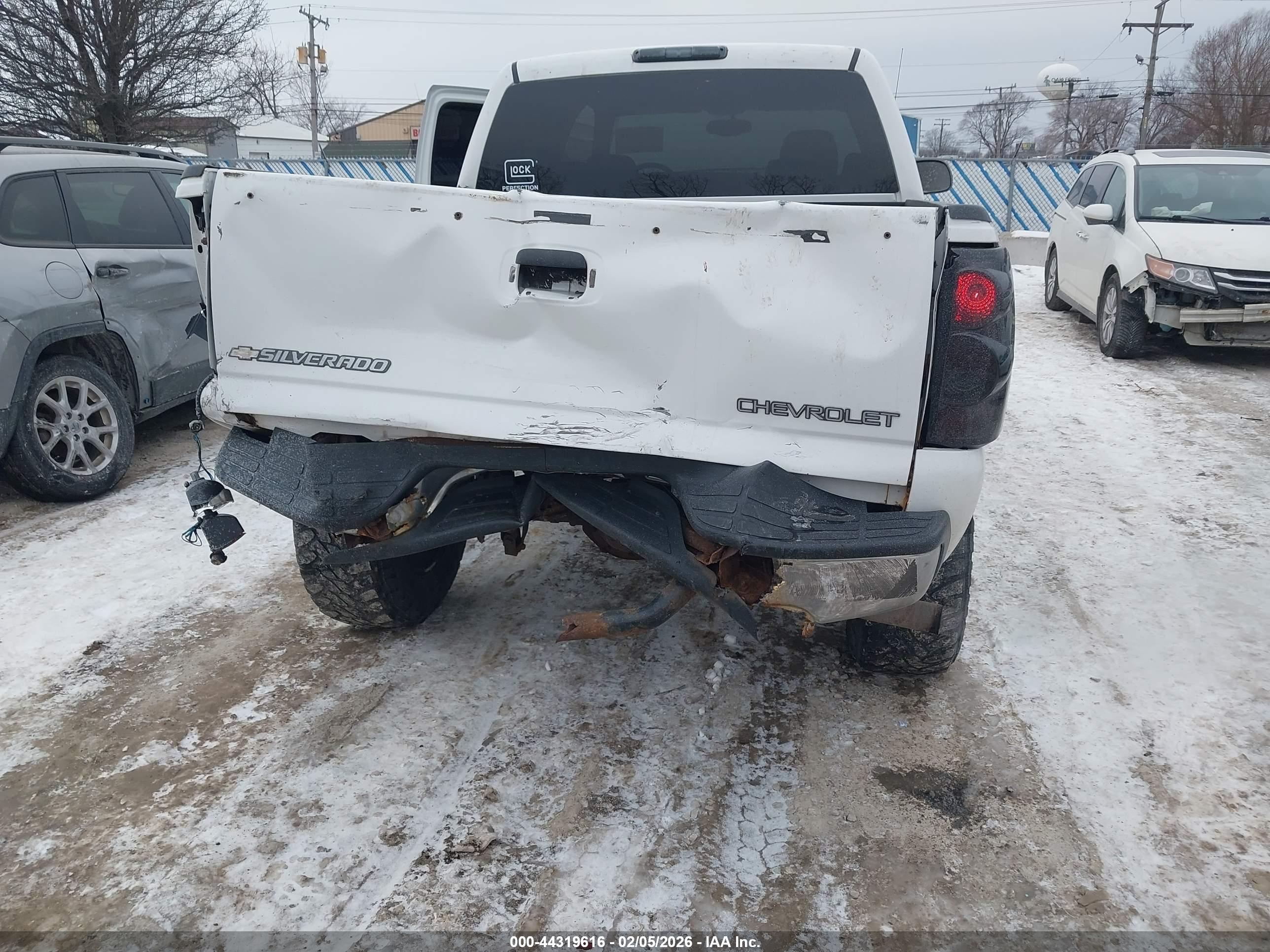 CHEVROLET SILVERADO image 6